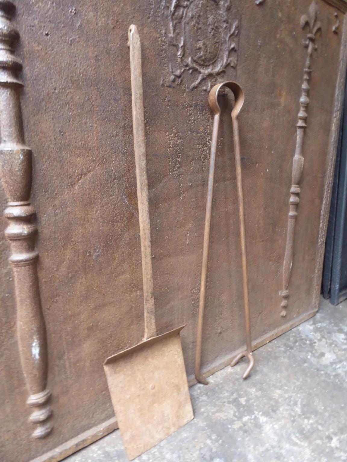 Grande set di attrezzi da camino francese Napoleone III del XIX secolo composto da pinze da camino e pala. I ferri da stiro sono in ferro battuto. Sono in buone condizioni e perfettamente funzionanti.
