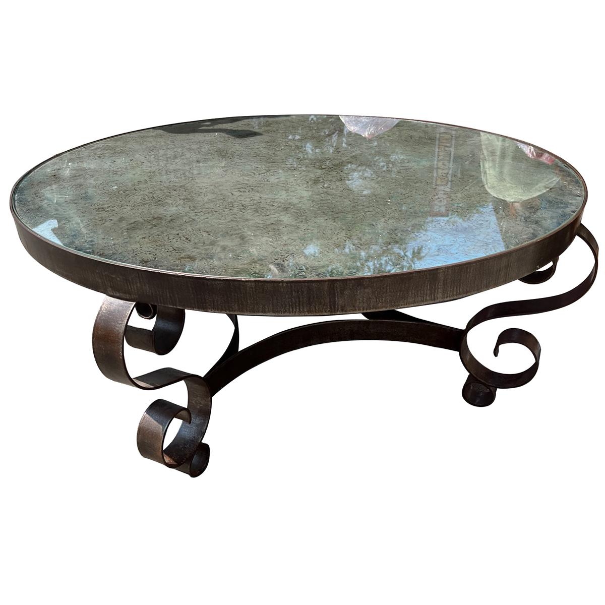 Ein runder französischer Tisch aus Schmiedeeisen mit Spiegelplatte aus den 1920er Jahren.

Abmessungen:
Durchmesser: 41,5
