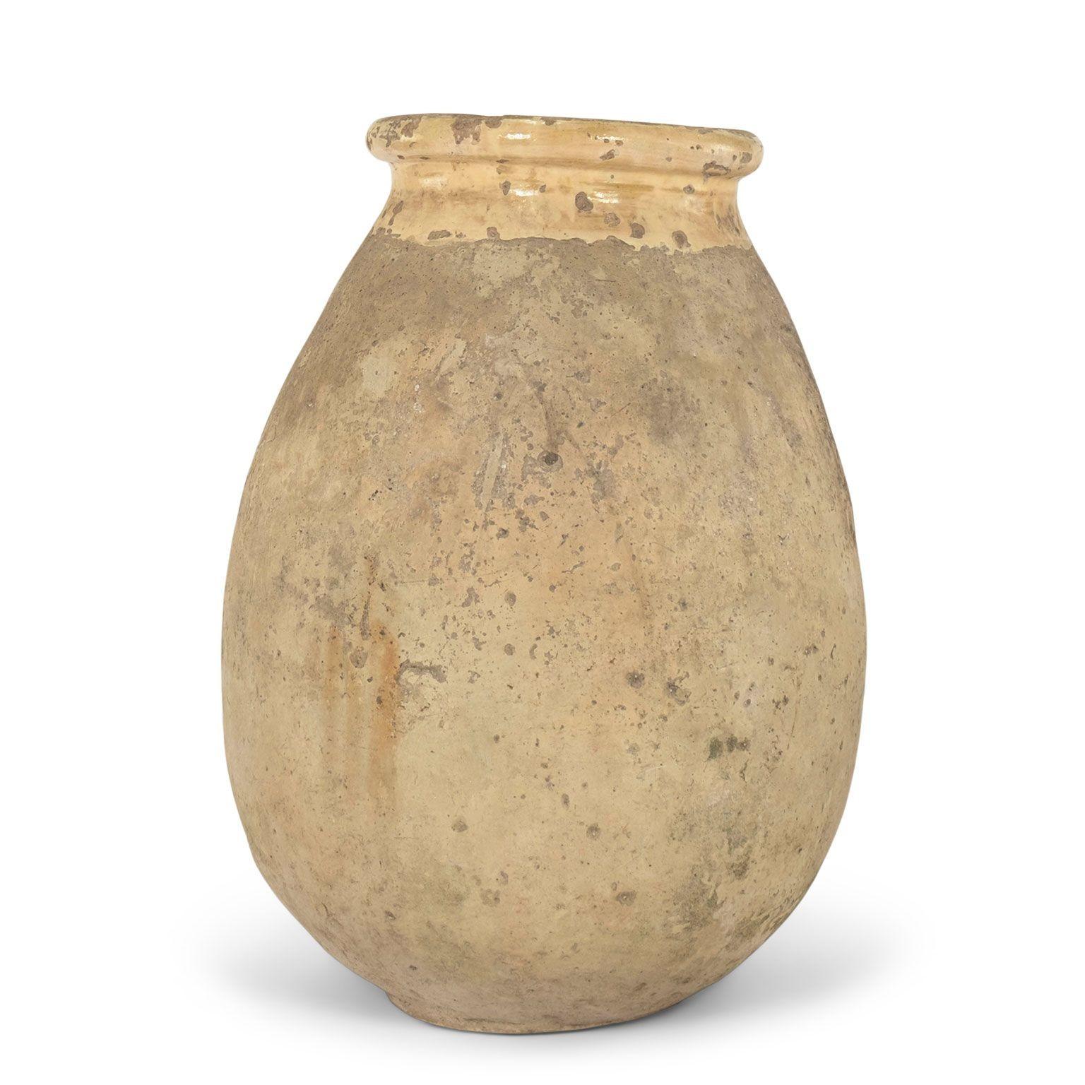 Grande jarre à biot à glaçure jaune vers 1870-1899. Jarre de Biot en terre cuite moulée à la main à l'échelle massive. Intérieur et bord en glaçure jaune écaillée.
