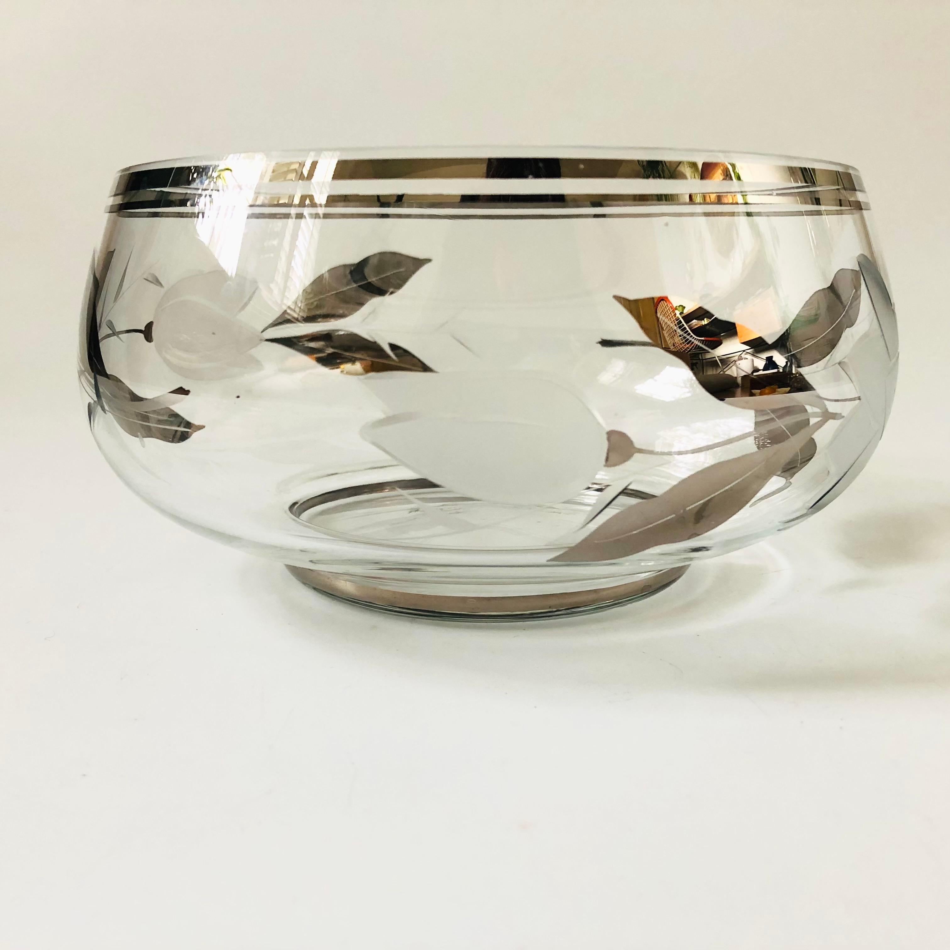 Art nouveau Grand bol en verre fleuri givré en vente