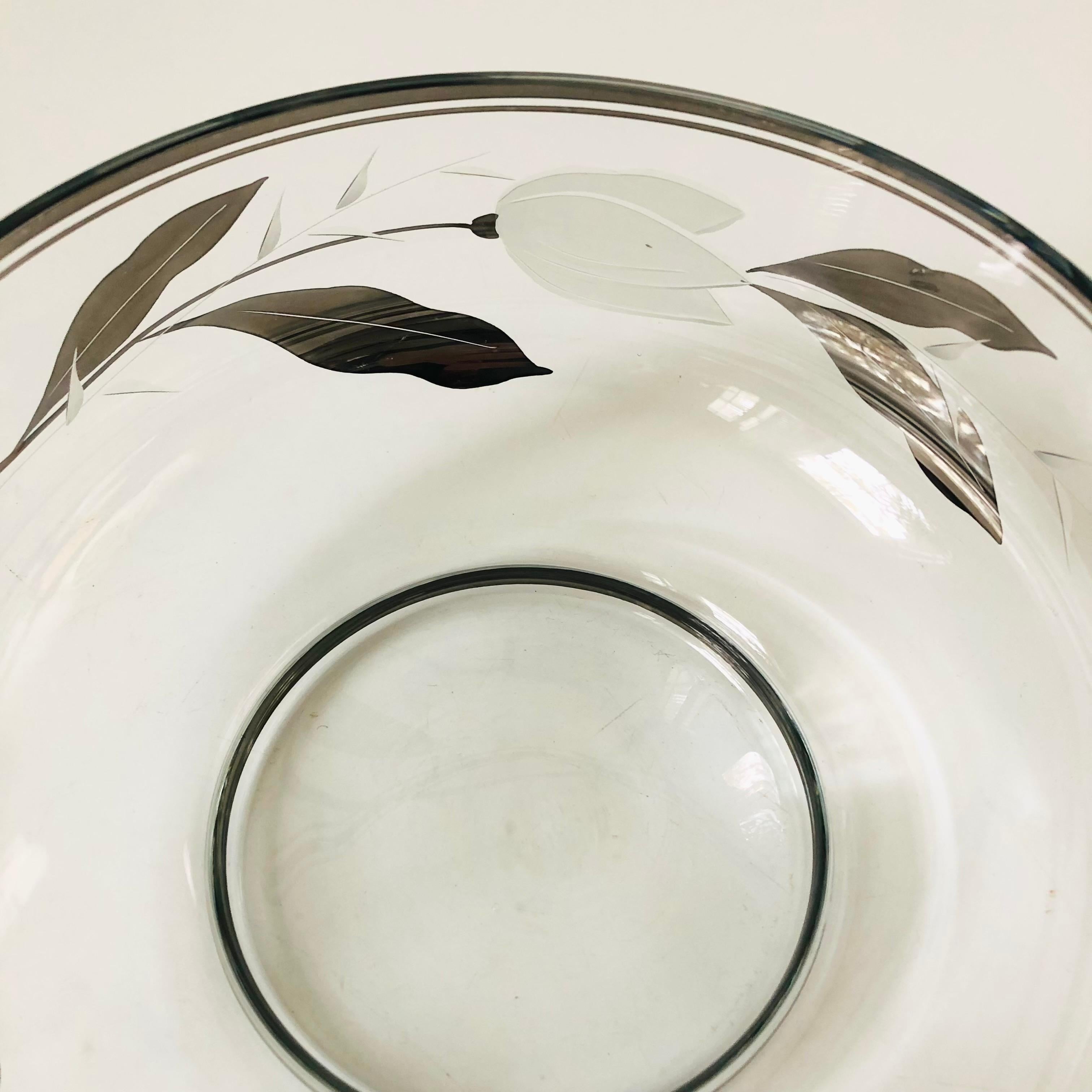 20ième siècle Grand bol en verre fleuri givré en vente