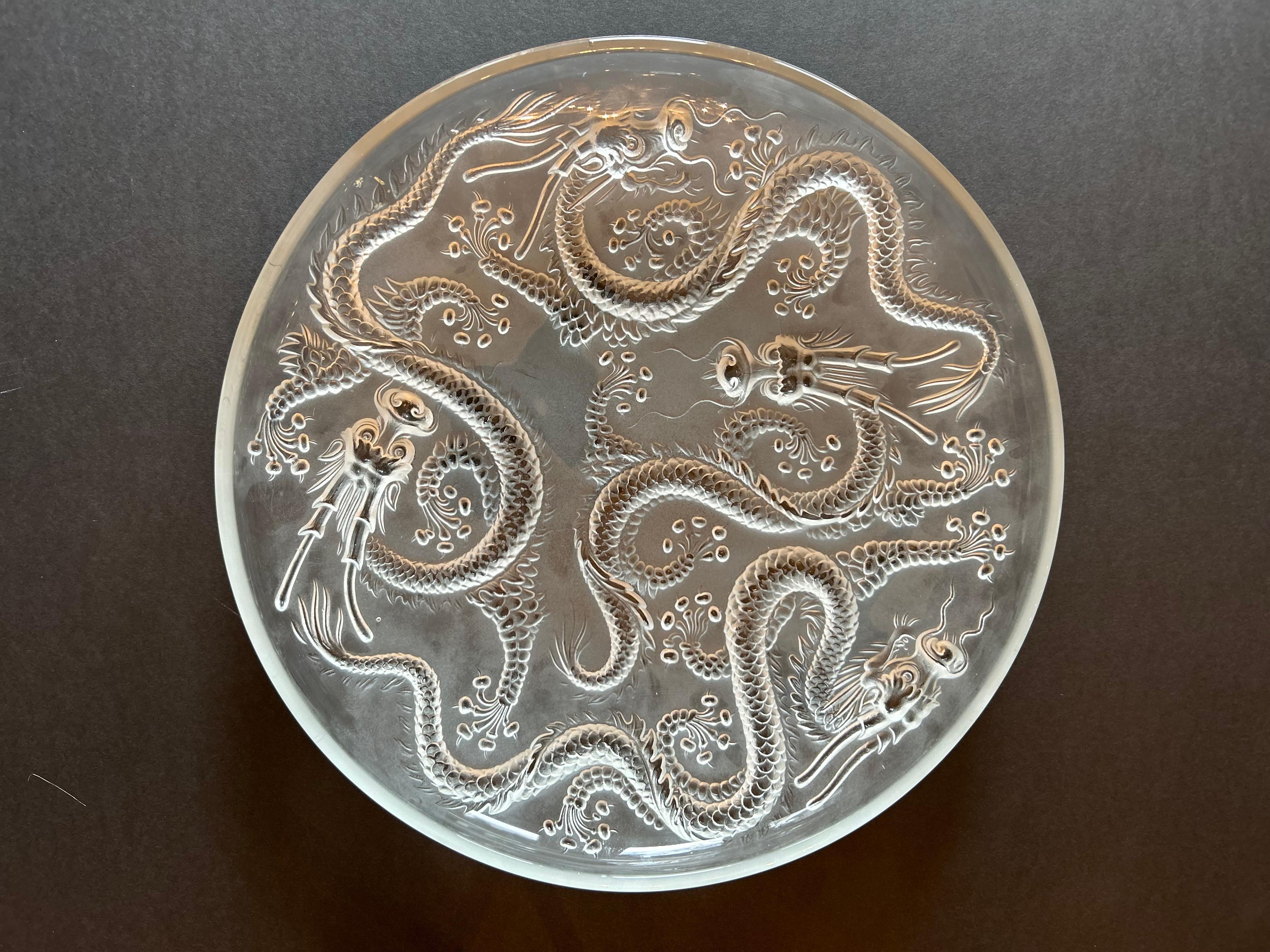 Eine fabelhafte Kunstglasschale aus der Zeit des Art déco, entworfen von Josef Inwald für Barolac. Diese Schale zeigt gewundene, geschwungene Drachen im chinesischen Stil in mattierter
Kunstglas mit mattierter Oberfläche, Hochrelief und