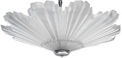 Grand luminaire en verre dépoli