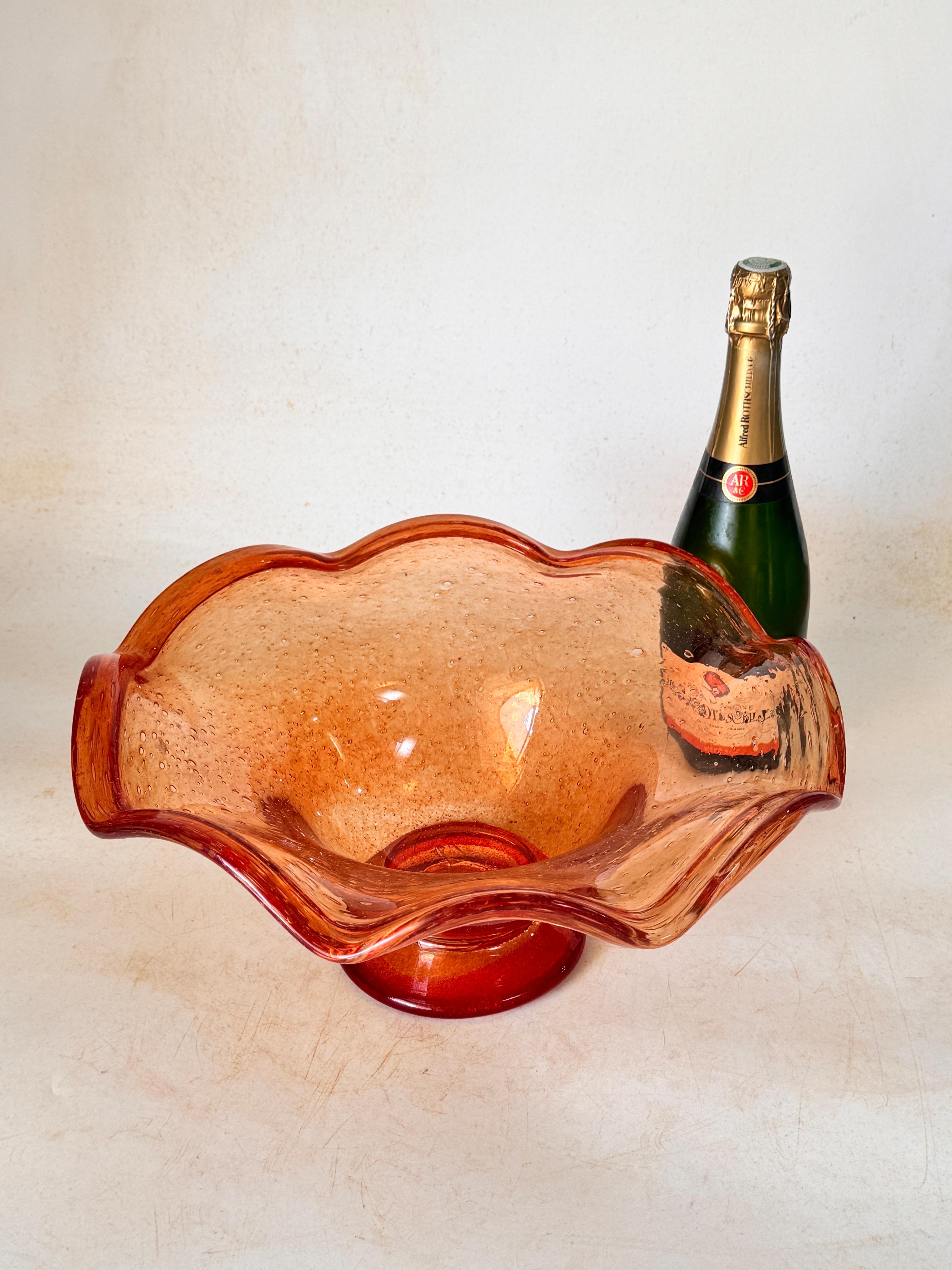 1960, coupe à fruits, centre de table ou vide poche, dans ce beau verre de Biot, verrerie réputée du sud de la France près de Vallauris.
Couleur orange et rouge.