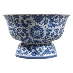 Großer Obstschalenbecher aus blau-weißem Porzellan auf Sockel – Qing-Stil – China