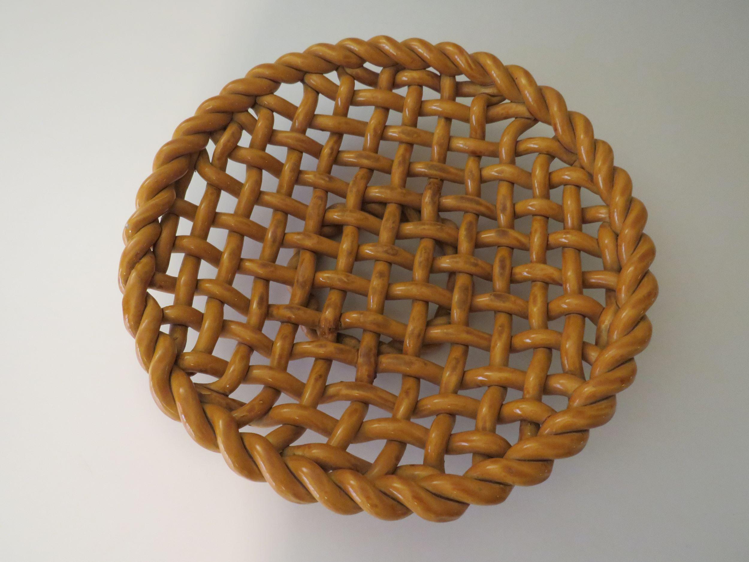 French Provincial Large fruit bowl in woven ceramics, early 20th century. For Sale