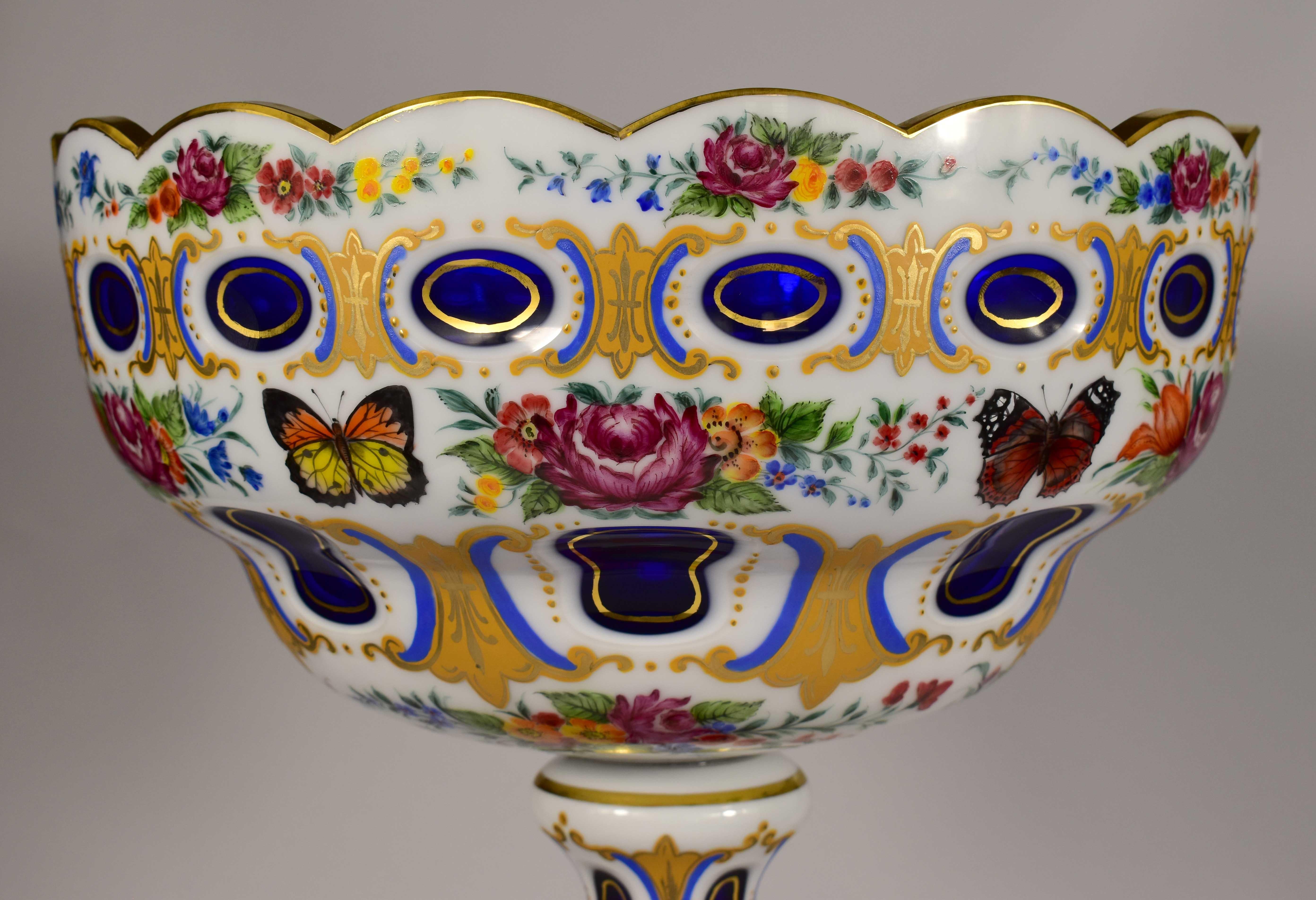 Vetro artistico Grande fruttiera, vetro blu e opalino sovrapposto, vetro di Boemia XX secolo in vendita
