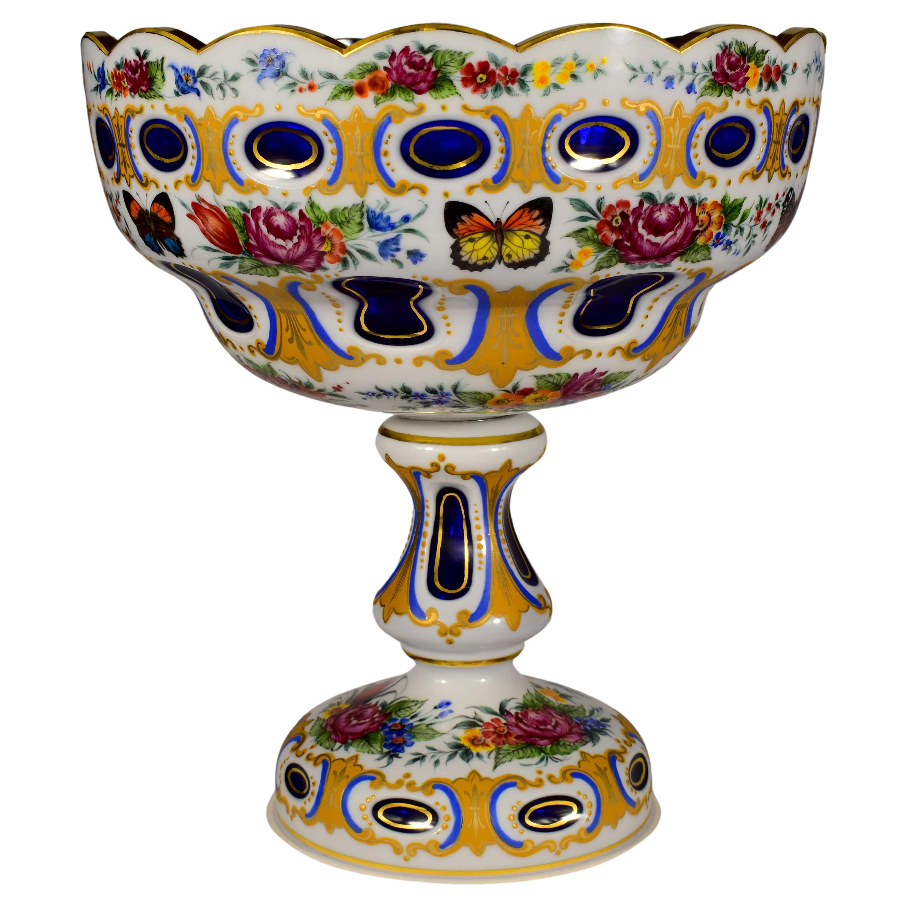 Grand bol à fruits, incrustation de verre bleu et opale, verre de Bohème 20ème siècle