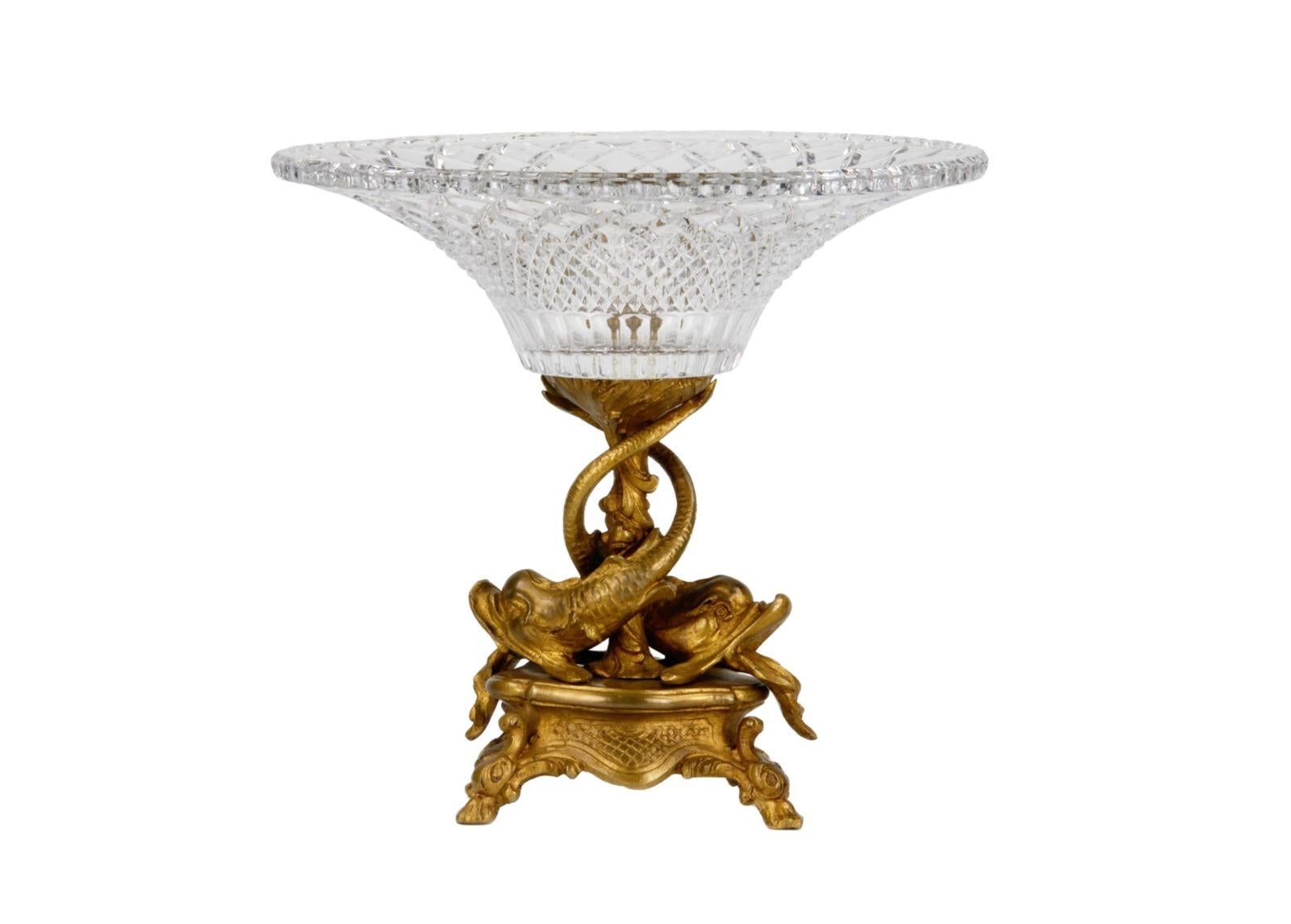 Grand vase à fruits Napoléon III - Empire 19ème siècle
en cristal et en bronze. 
Un pot de fleurs en cristal brillant est monté sur une tige en spirale formée par deux poissons nageurs. Bronzage français.
Largeur : 30cm, Hauteur : 29cm,
