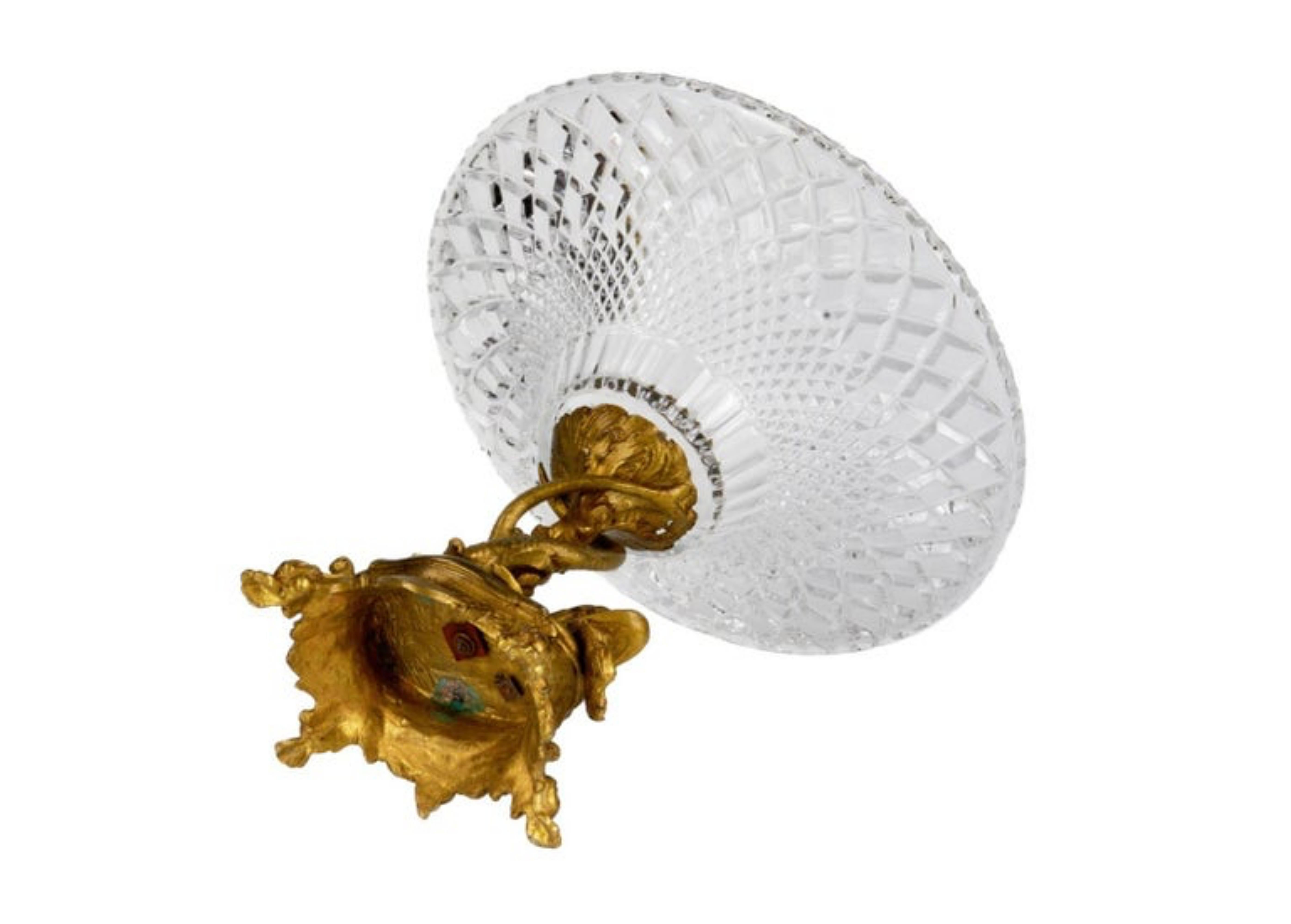 Grand vase à fruits Napoléon III - Empire 19ème siècle
en cristal et en bronze. 
Un pot de fleurs en cristal brillant est monté sur une tige en spirale formée par deux poissons nageurs. Bronzage français.
Largeur : 30cm, Hauteur : 29cm, Profondeur :