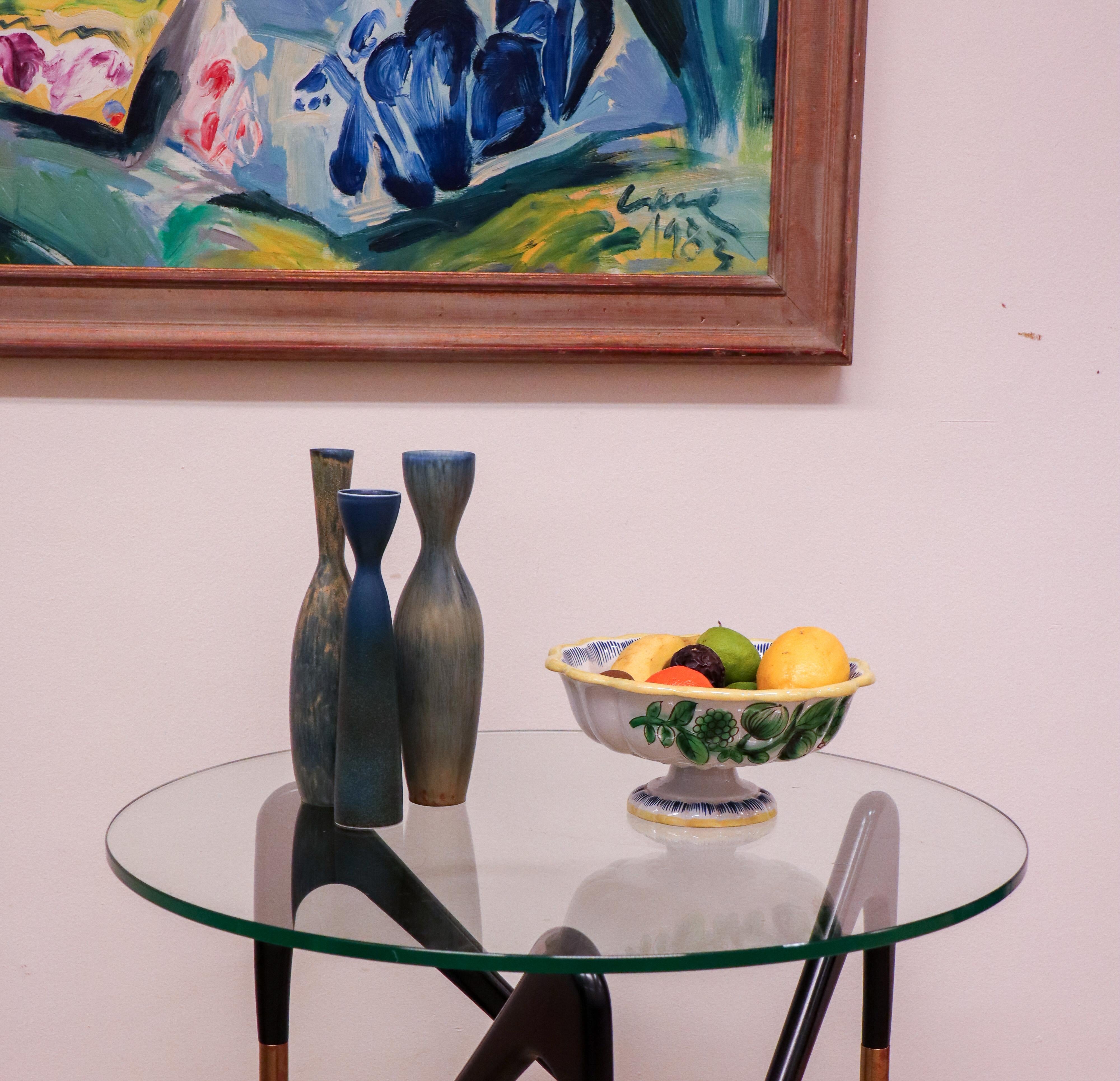 Une étonnante coupe à fruits conçue par Arthur Percy à la manufacture de porcelaine de Gefle dans les années 1930. Ce bol présente le magnifique et caractéristique motif floral qui a fait la renommée de Percy. Le bol a un diamètre de 23 cm et une
