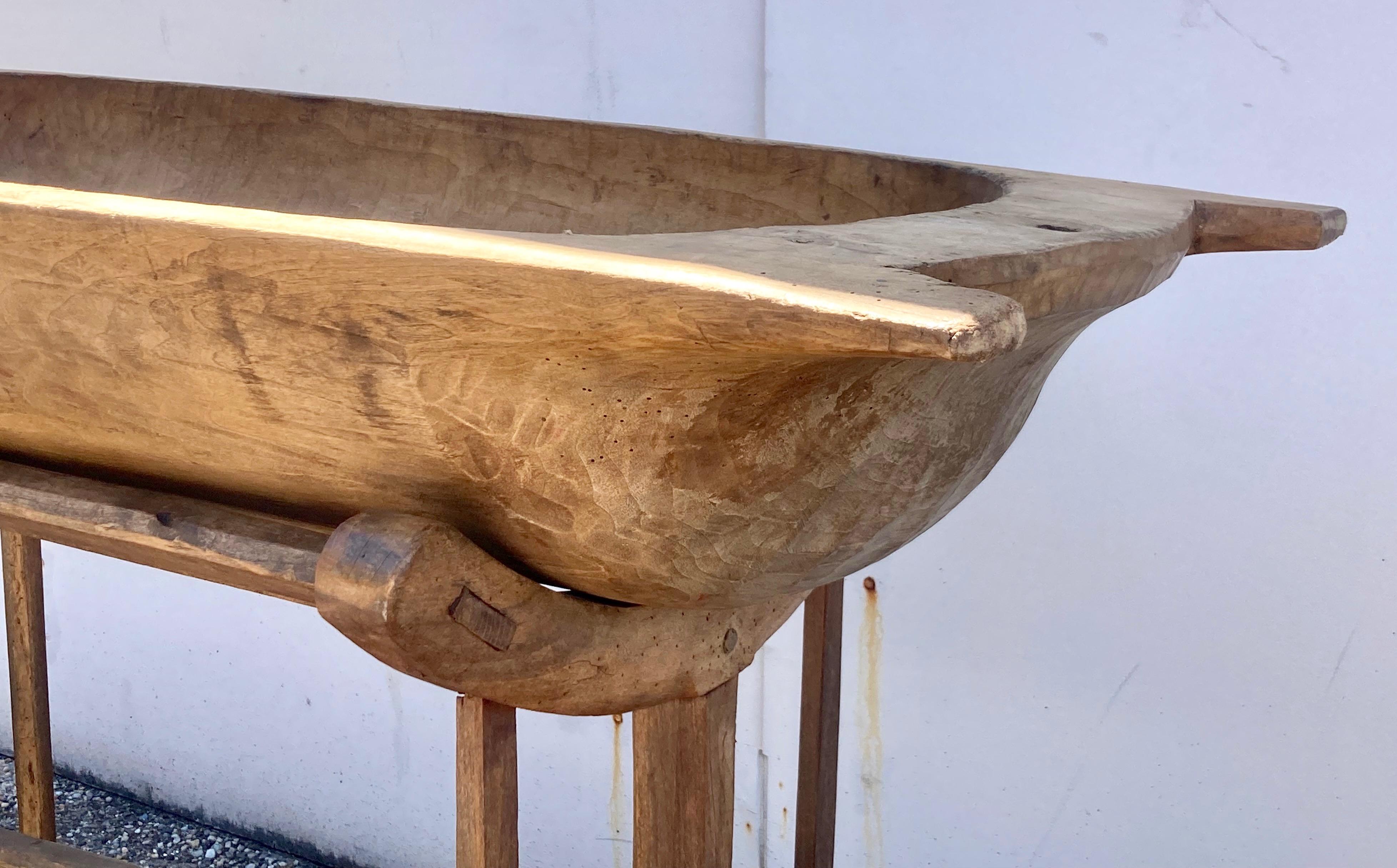 Le nostre ciotole per la pasta in legno vintage e antiche sono ricavate a mano da tronchi spaccati interi.  Sono tutti caratterizzati da una notevole lavorazione a mano e da una bellissima patina.  Alcuni presentano piccole crepe o piccole
