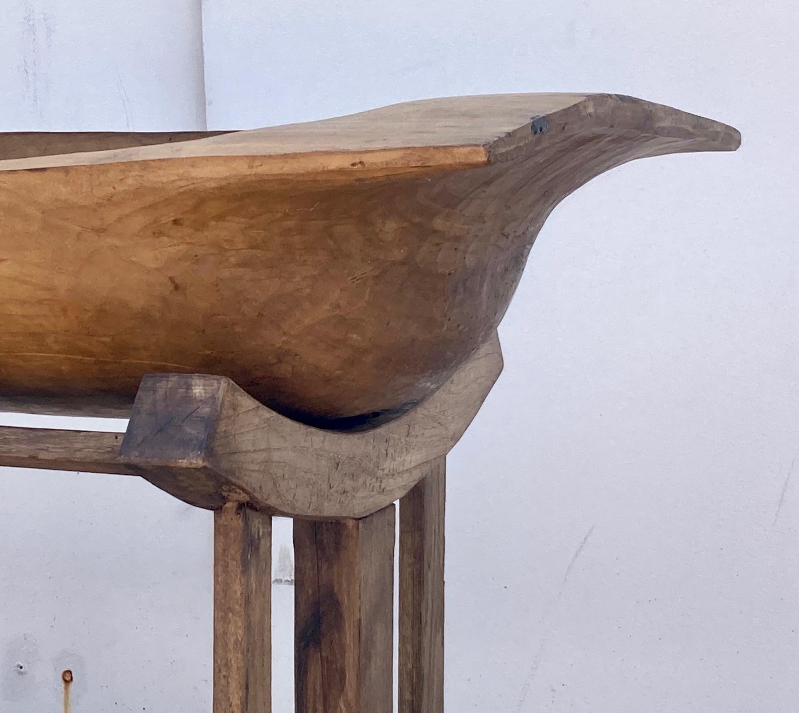 Questo è un bellissimo trog.  Ha una forma deliziosa e un bellissimo colore miele.  Questi esemplari di grandi dimensioni venivano utilizzati in cucine multifamiliari o su piccola scala, per lavare i panni o persino per fare il bagno ai bambini e