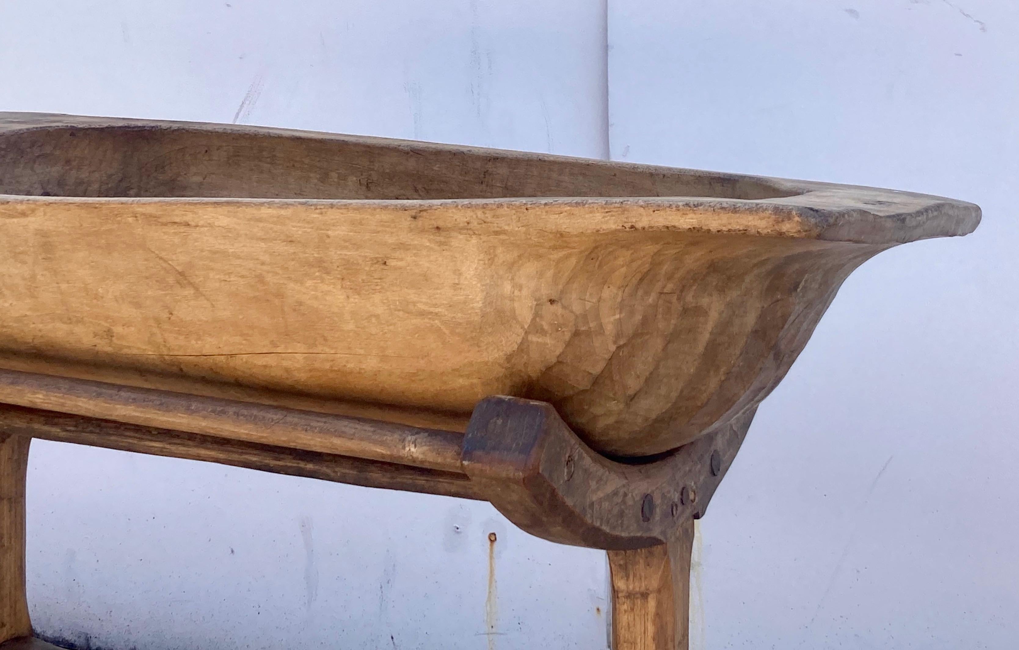 Trog grande de madera de frutal o cuenco para masa sobre soporte de roble De campo en venta