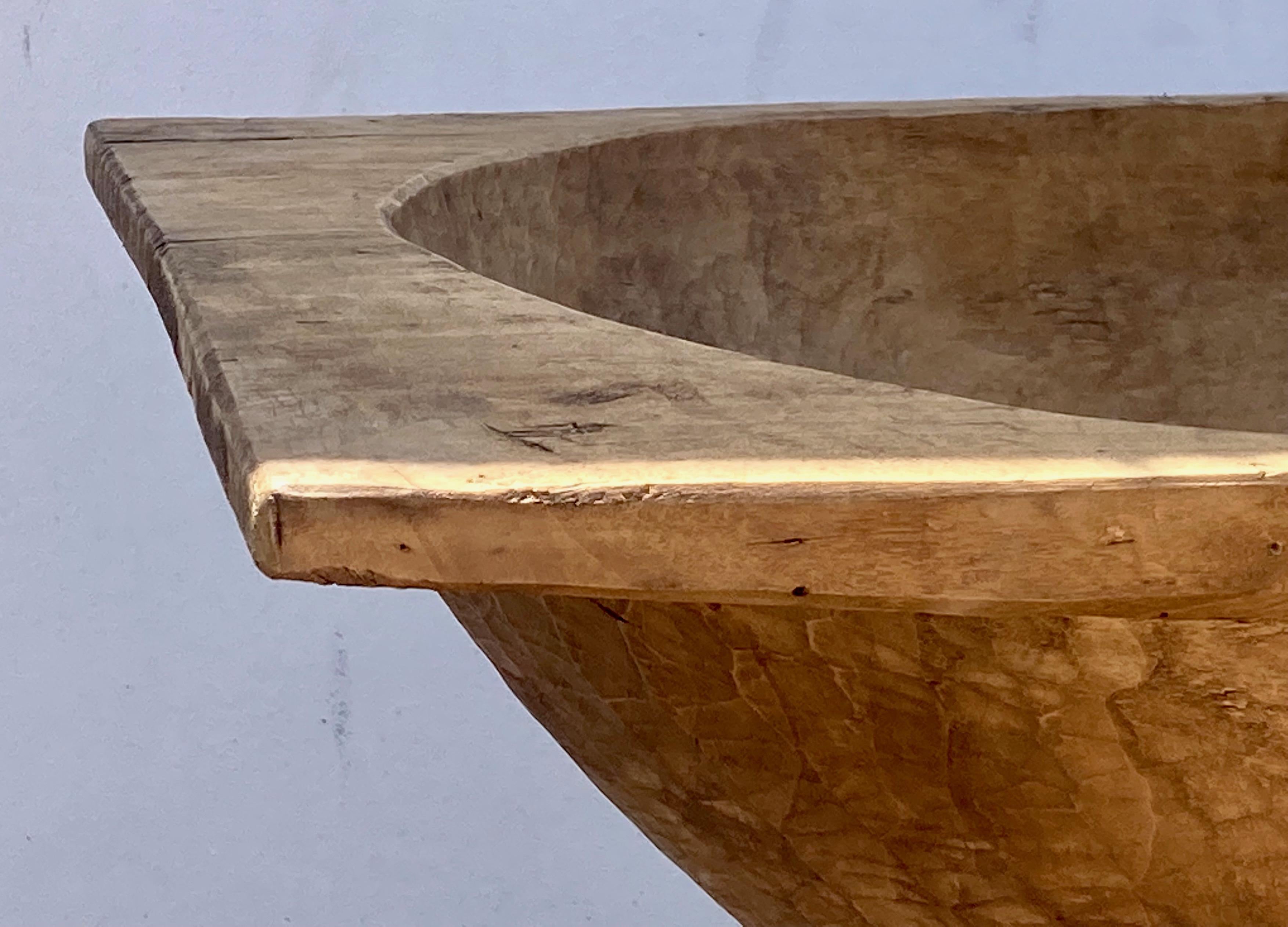 Ungherese Grande trog o ciotola per l'impasto in legno di frutta su supporto in Oak in vendita