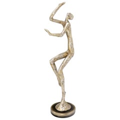 Scultura composita di danzatrice in argento dorato, grande e alta, a tutta altezza