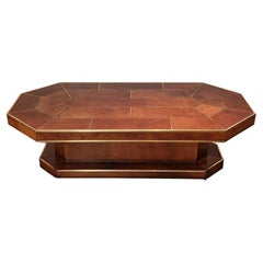 Grande table basse complète en cuir marron avec détails en laiton de France