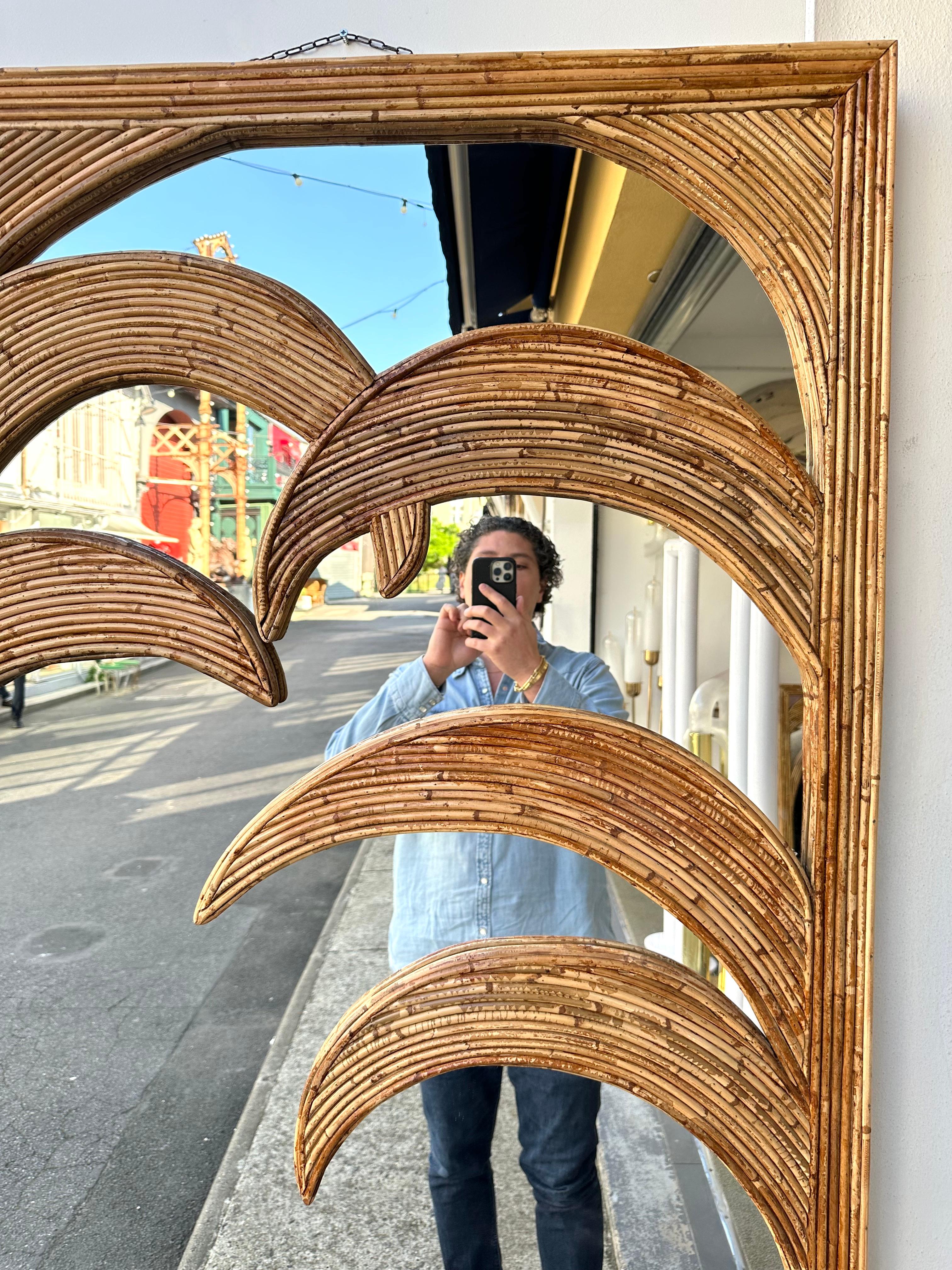 Miroir palmier en bambou, rotin, raphia, osier de la manufacture Vivai del Sud italian design. Tampon de fabrication d'origine au dos.  Des designers célèbres comme Maison Arpex International, Vera, Romeo Zevi, Maison Jansen brass palm tree, Mario