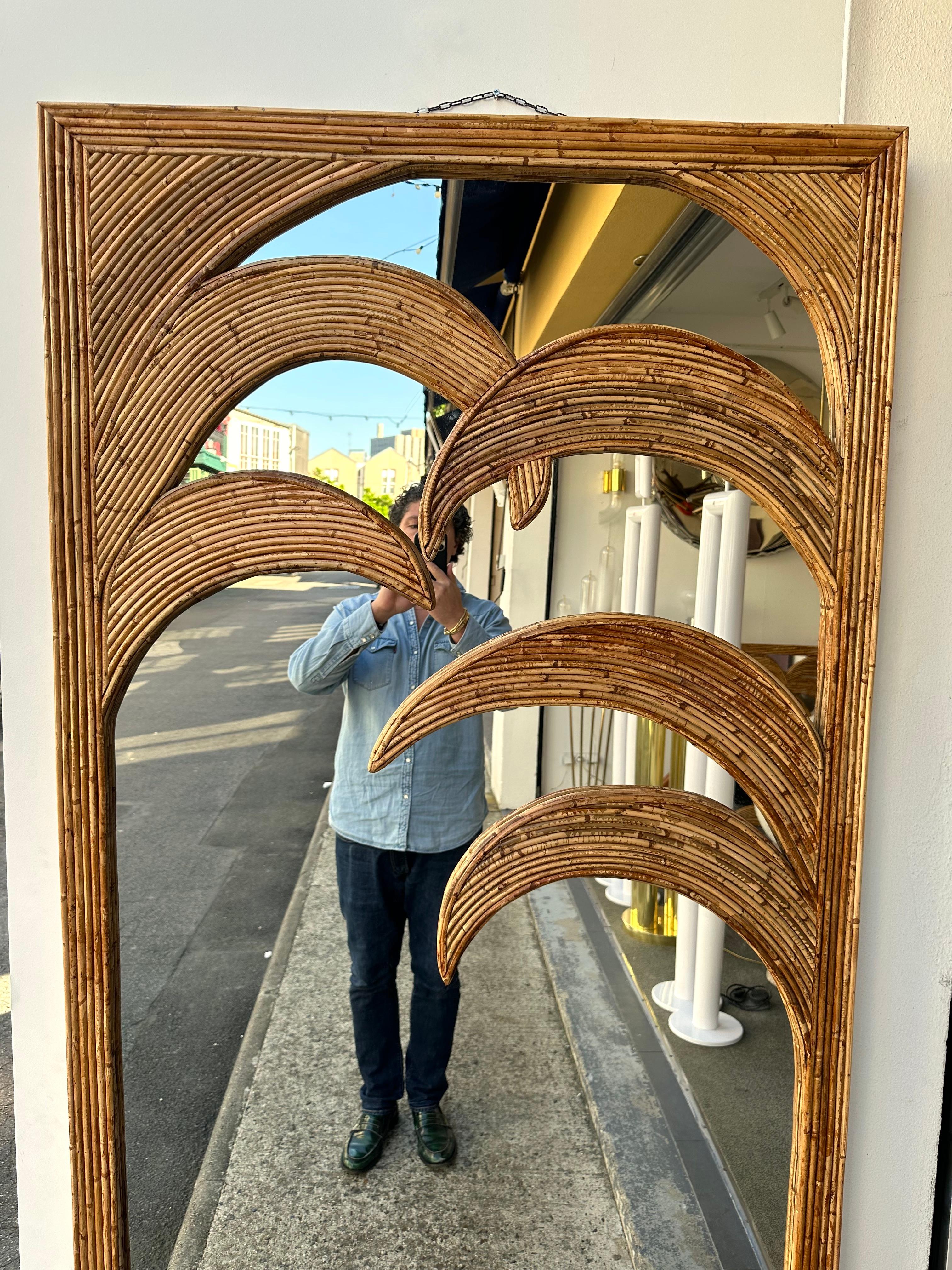 Bambou Grand miroir de palmier en rotin plein pied de Vivai Del Sud. Italie, 1970