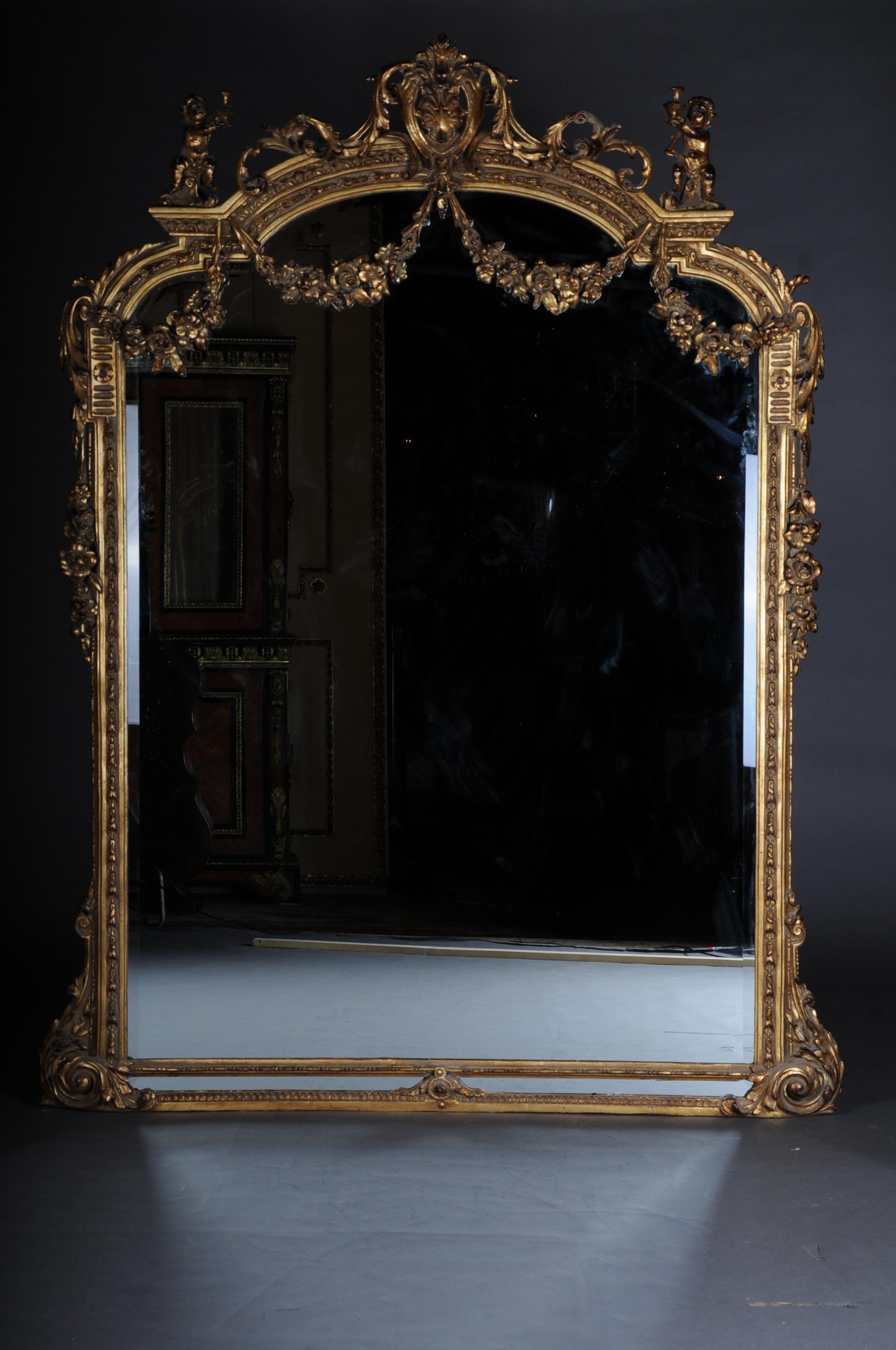 Grand miroir sur pied de style Louis XVI en bois de hêtre massif

Bois massif et en partie avec des éléments en stuc. Riche couronnement rocaille ajouré en forme de pignon. Avec des guirlandes de fleurs sculptées à la main, flanquées de