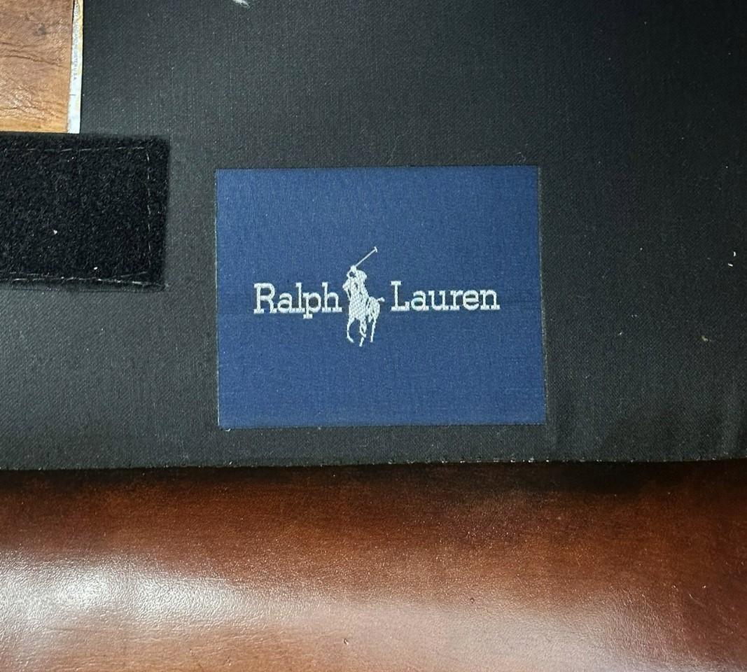 Wir freuen uns, diesen atemberaubenden originalen, vollständig restaurierten, handgefärbten zigarrenbraunen Ralph Lauren Art Deco Clubsessel mit federgefüllten Kissen zum Verkauf anzubieten 

Dieser fantastische, ikonische Sessel ist heute nicht