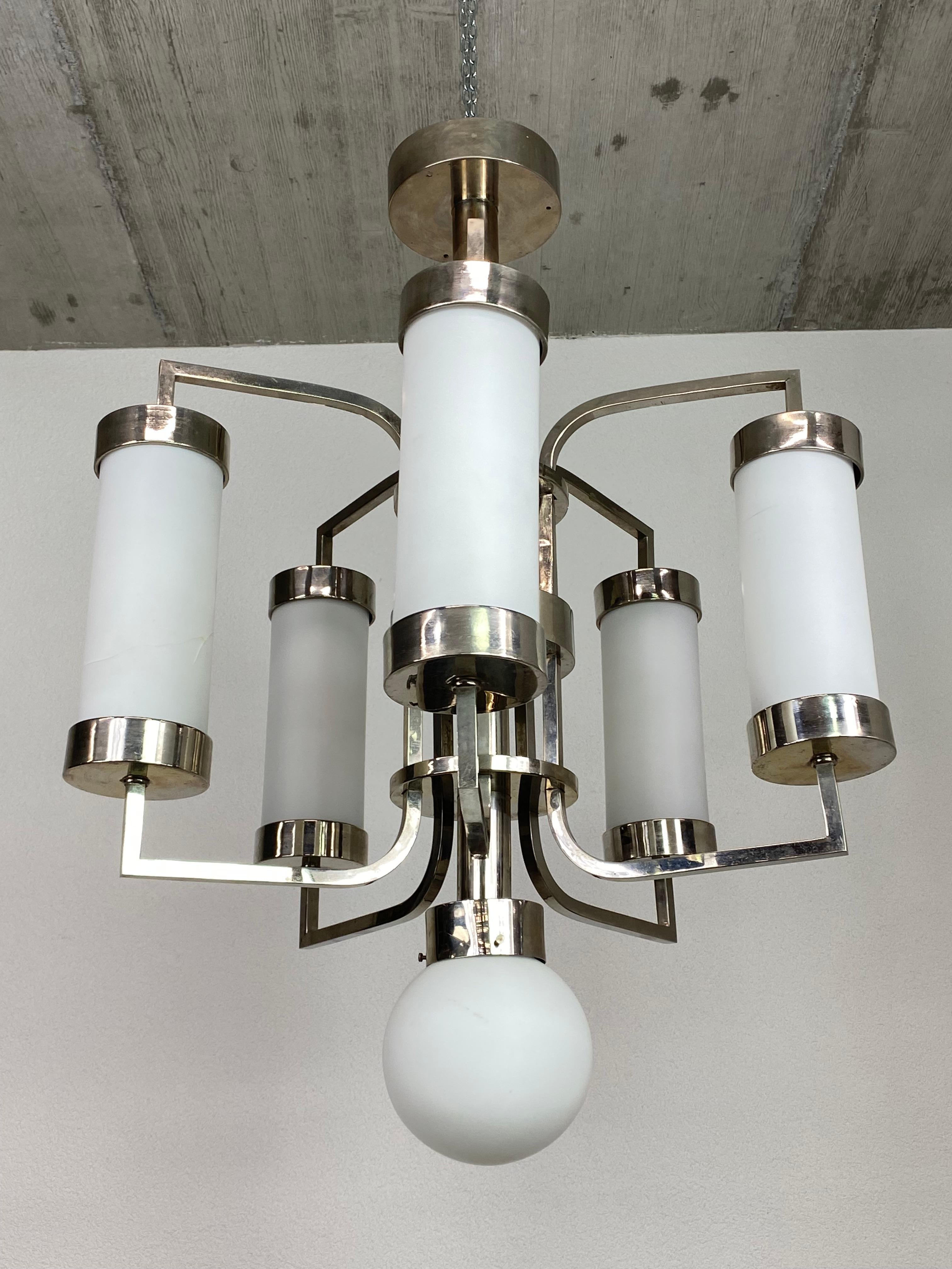 Grande lampadario Bauhaus in ottime condizioni originali con segni d'uso. Un paralume è incrinato.