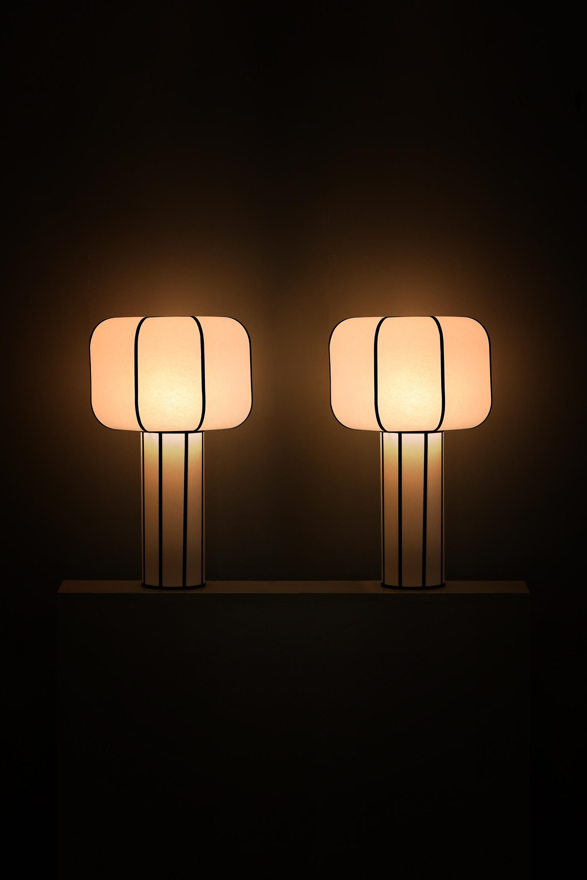 Grande lampe Fungo en parchemin. Molto Editions
Production artisanale italienne.
Dimensions : 45 L x 75 H x 45 D cm