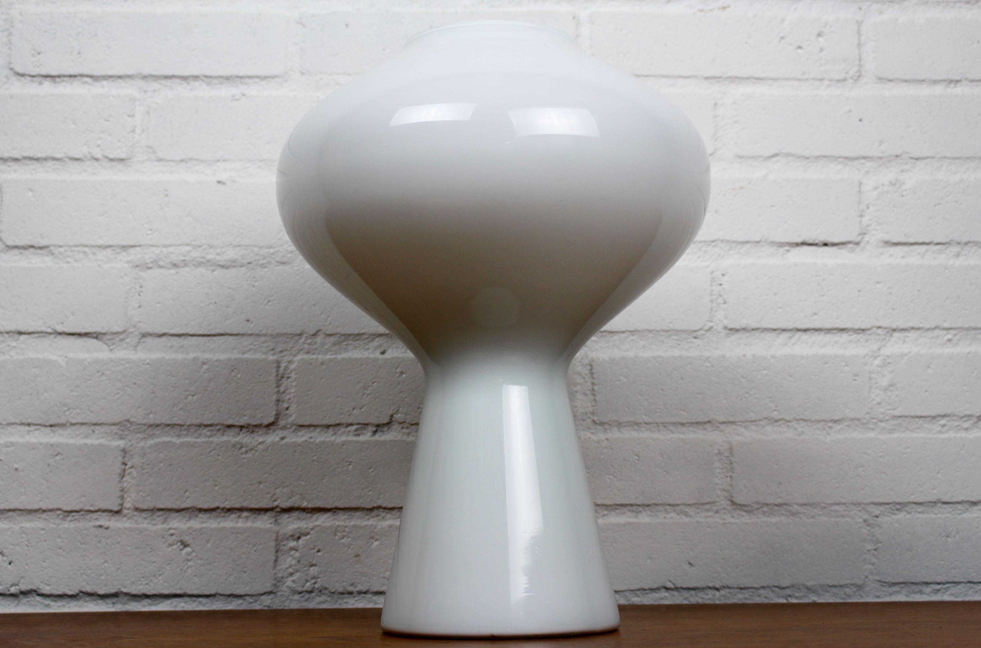 Rather rare large Fungo glass table lamp. This is a hand blown white colored glass Fungo table lamp designed by Massimo Vignelli at the start of his impressive career in design and executed by Murano glass specialist Venini.