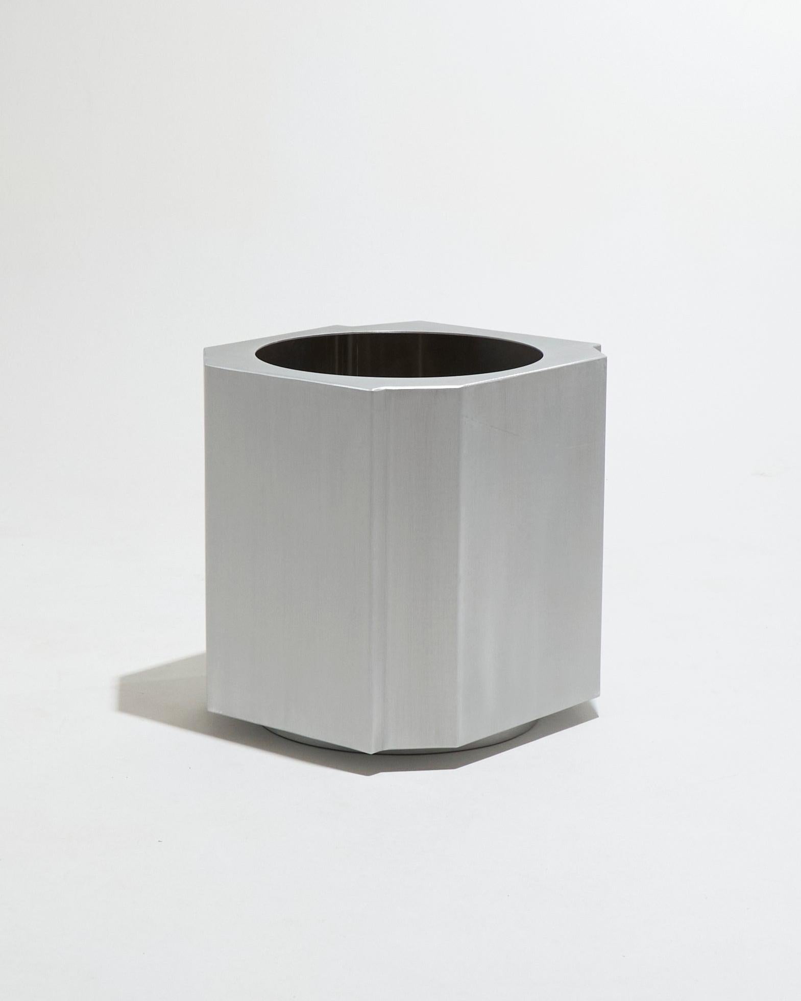 Grande vaso per piante Funki in alluminio spazzolato di Louise Roe. Prodotto in Portogallo.
La serie Funki Furniture di Louise Roe è una collezione versatile che comprende una panca, tavolini rettangolari e quadrati e due sgabelli di diverse