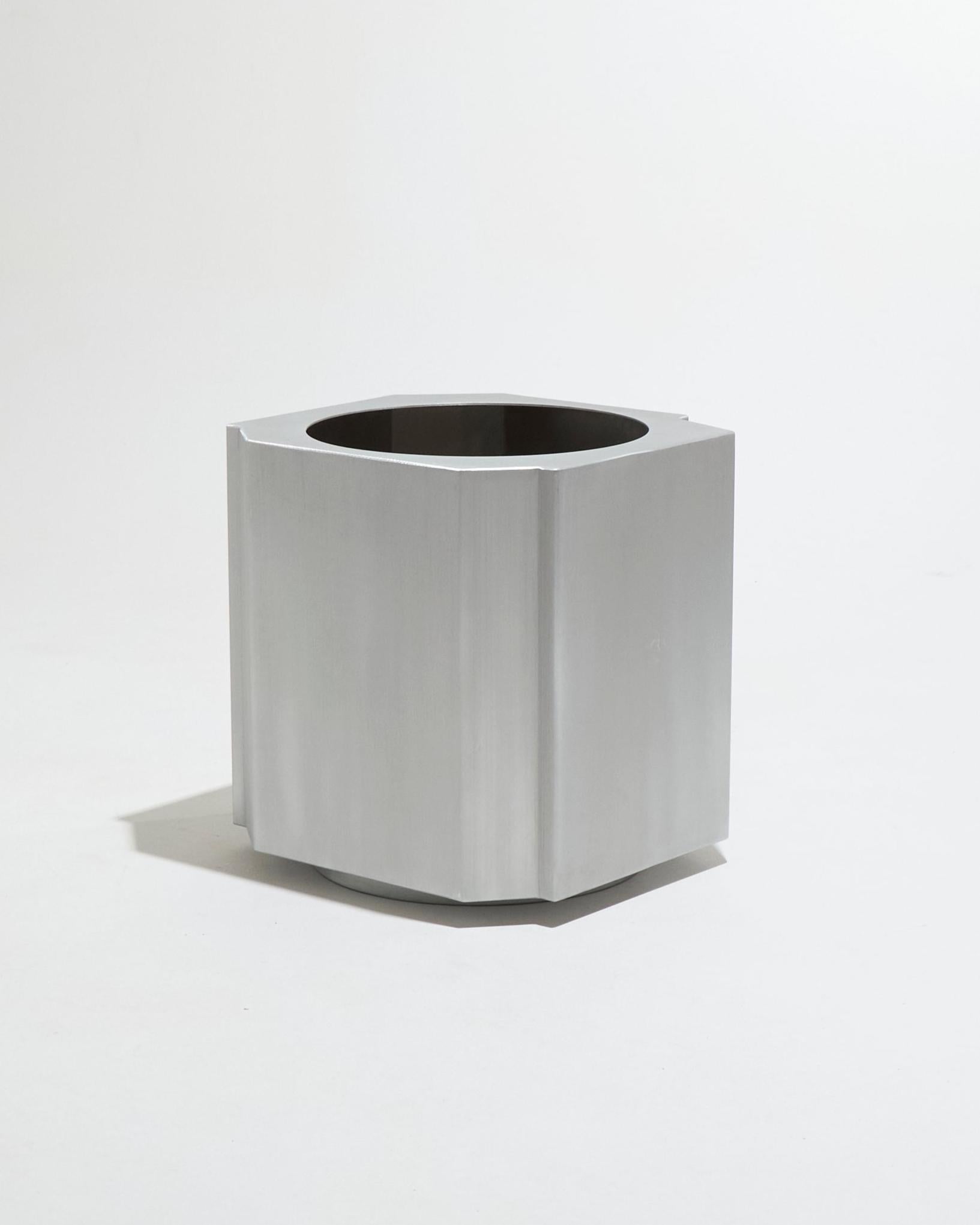 Vaso per piante Funki grande in alluminio spazzolato In condizioni Nuovo in vendita a PARIS, FR