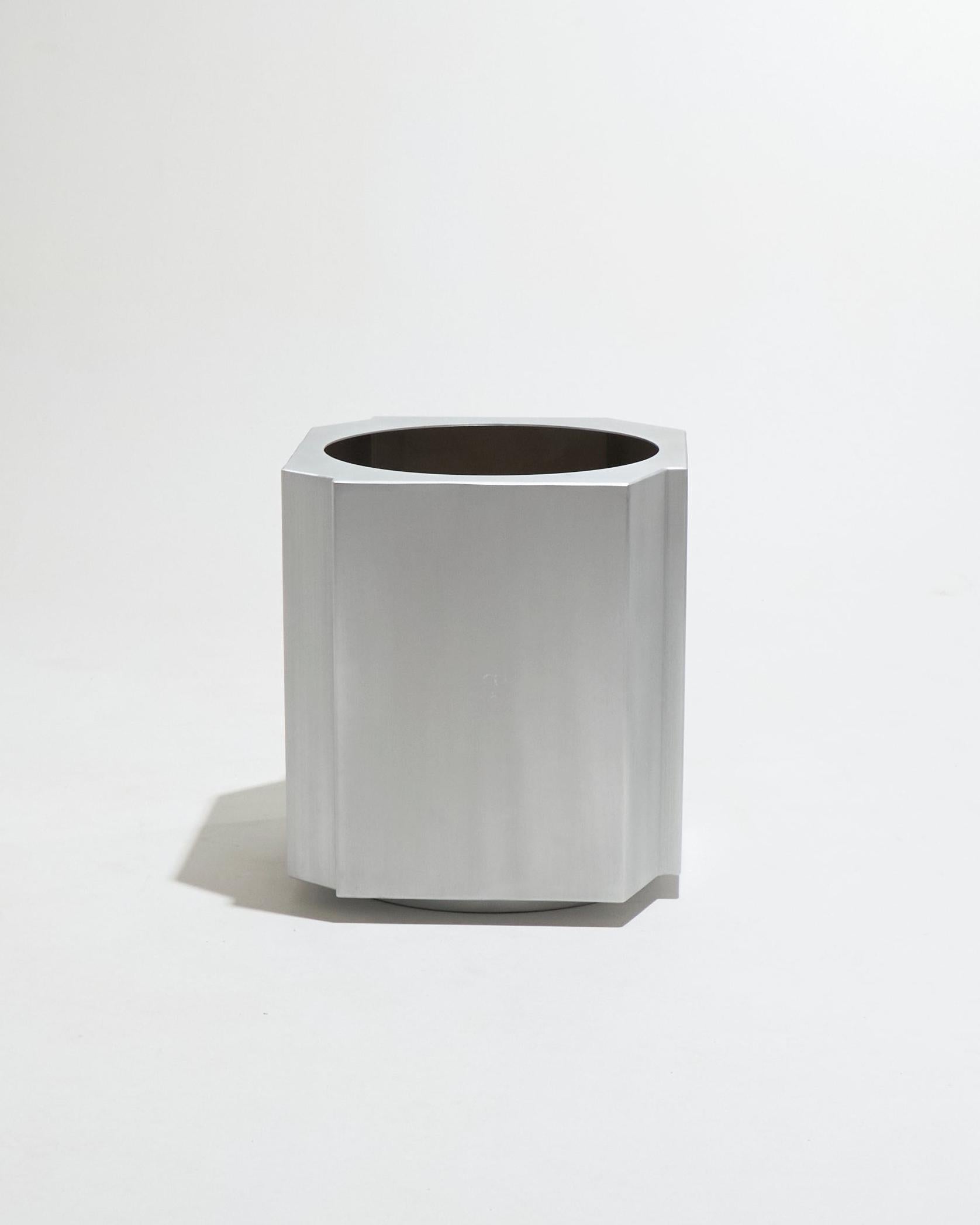 XXI secolo e contemporaneo Vaso per piante Funki grande in alluminio spazzolato in vendita