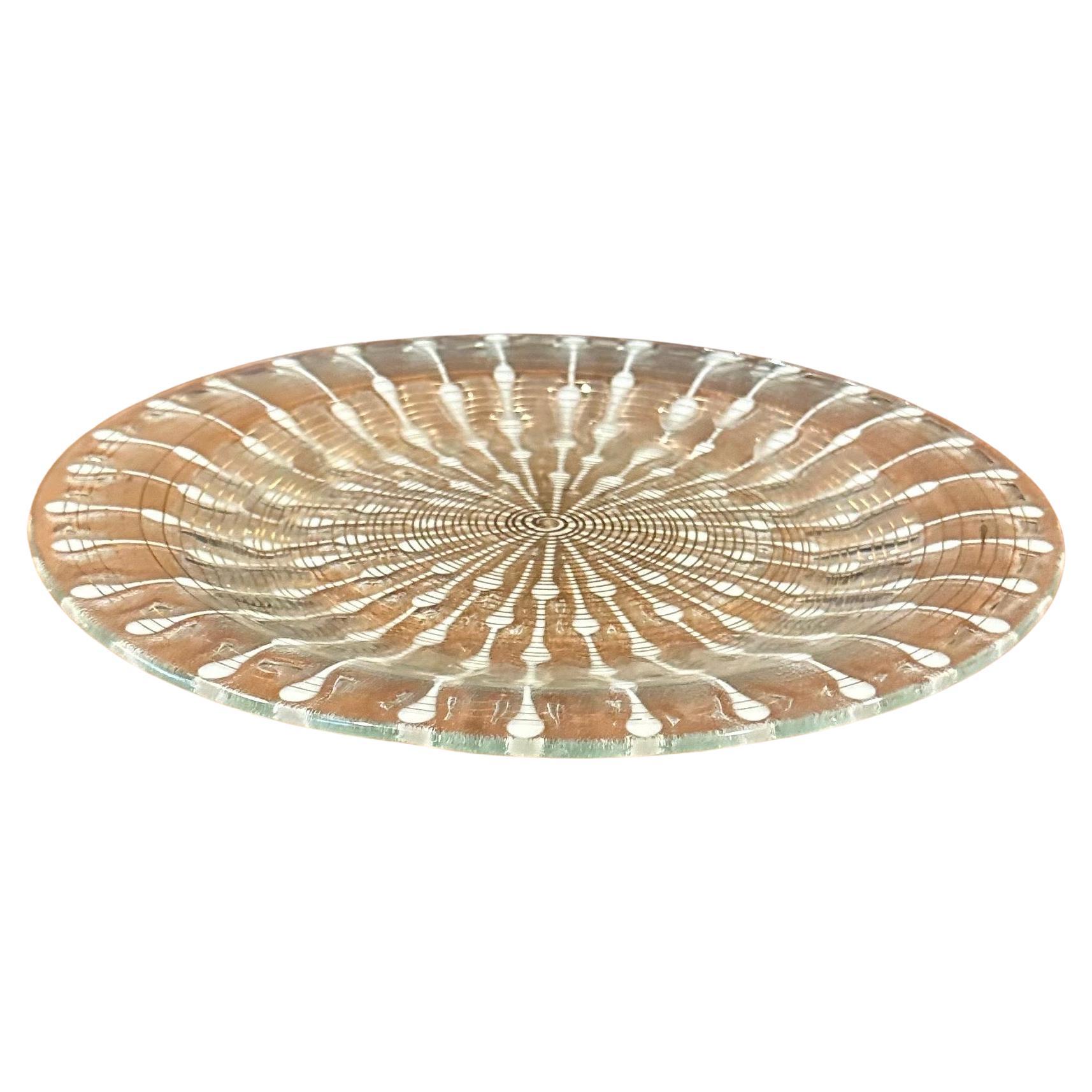 Großes Tablett aus Milchglas Atomic Age-Kunstglas von Michael & Frances Higgins im Angebot 1