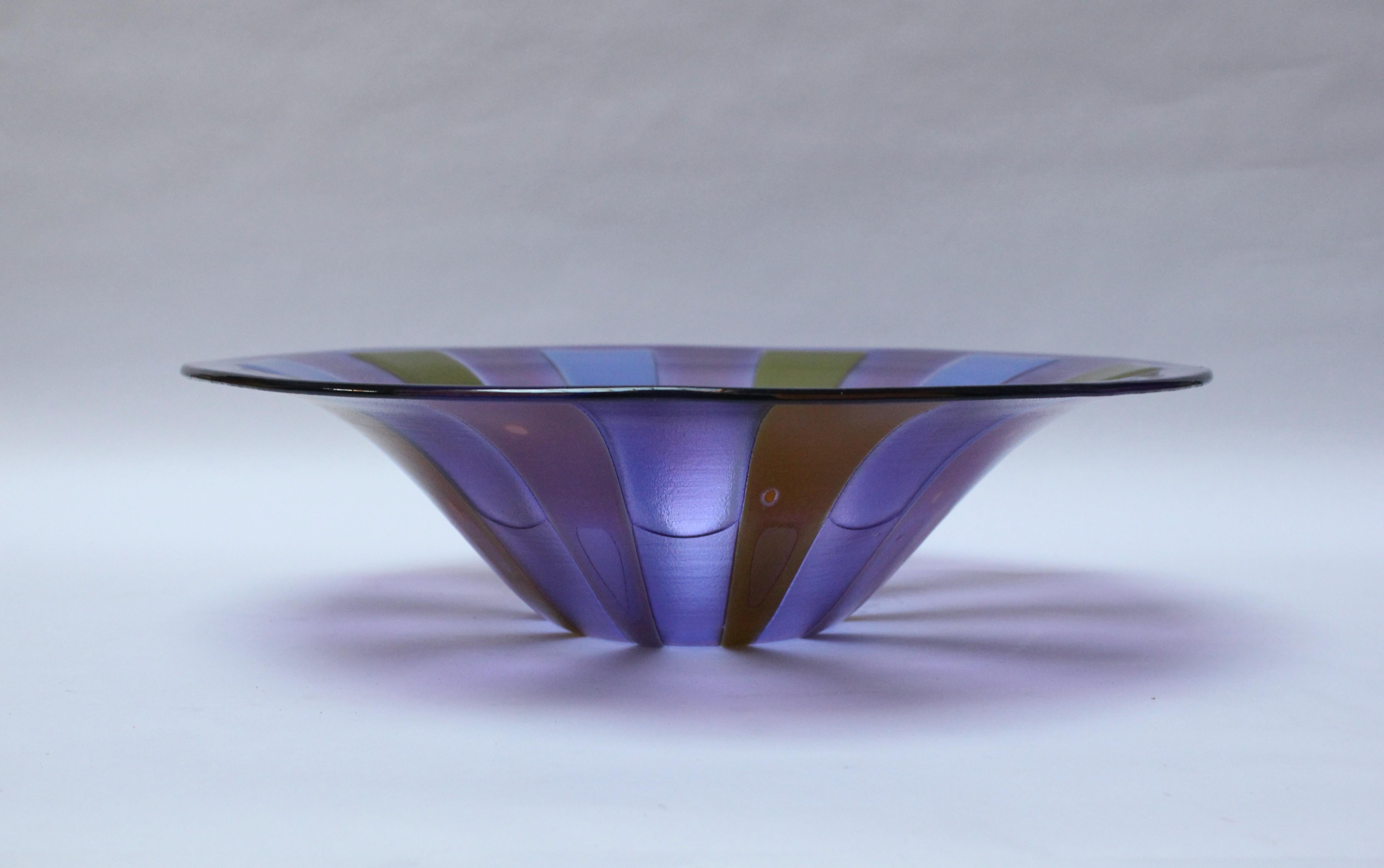 Large glass bowl by Frances and Michael Higgins for Higgins Glass Studio (ca. 1960s, USA).
Labor intensive hand-fused method employed, which entails hand-painting glass segments on a single piece of enamel-coated glass then laying another piece of