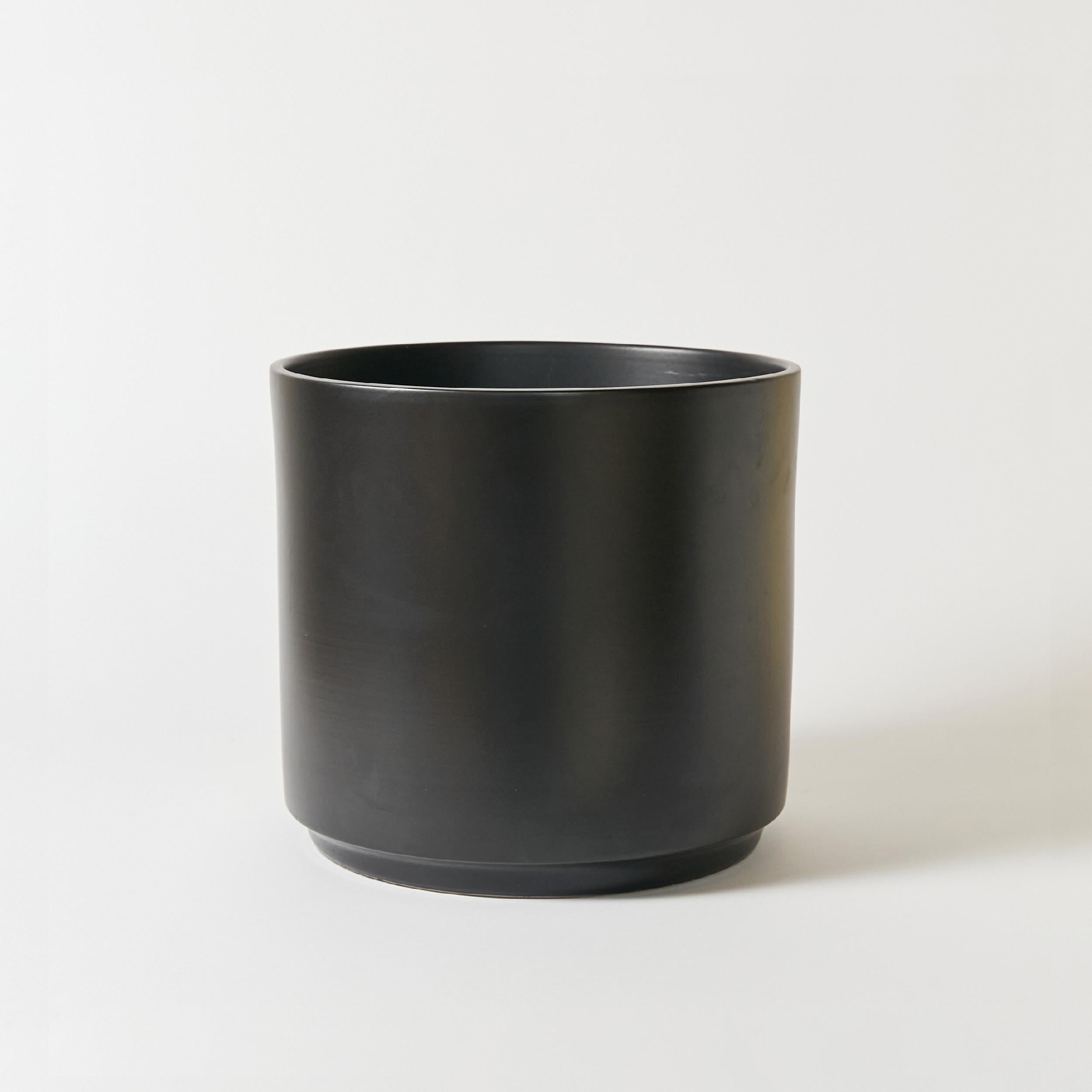 One architectural pottery planter finished in satin black glaze. Signed Gainey on the bottom. Made in California in 1960s.
This item pairs perfectly with our pair of Gainey smaller black planters. Our reference 23.0084.