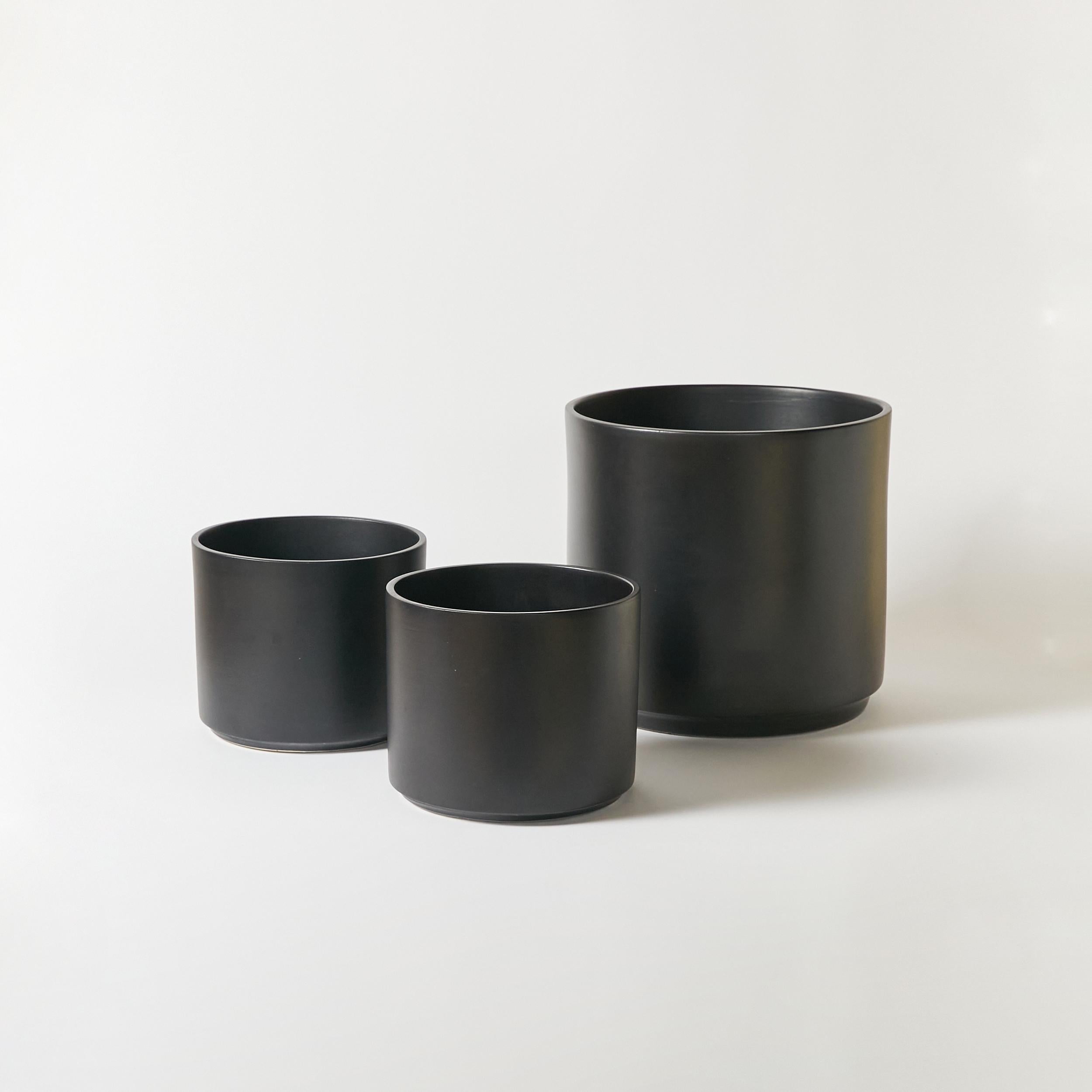 Large Gainey Planter in Satin Black Glaze, California Architectural Pottery In Good Condition For Sale In Philadelphia, PA