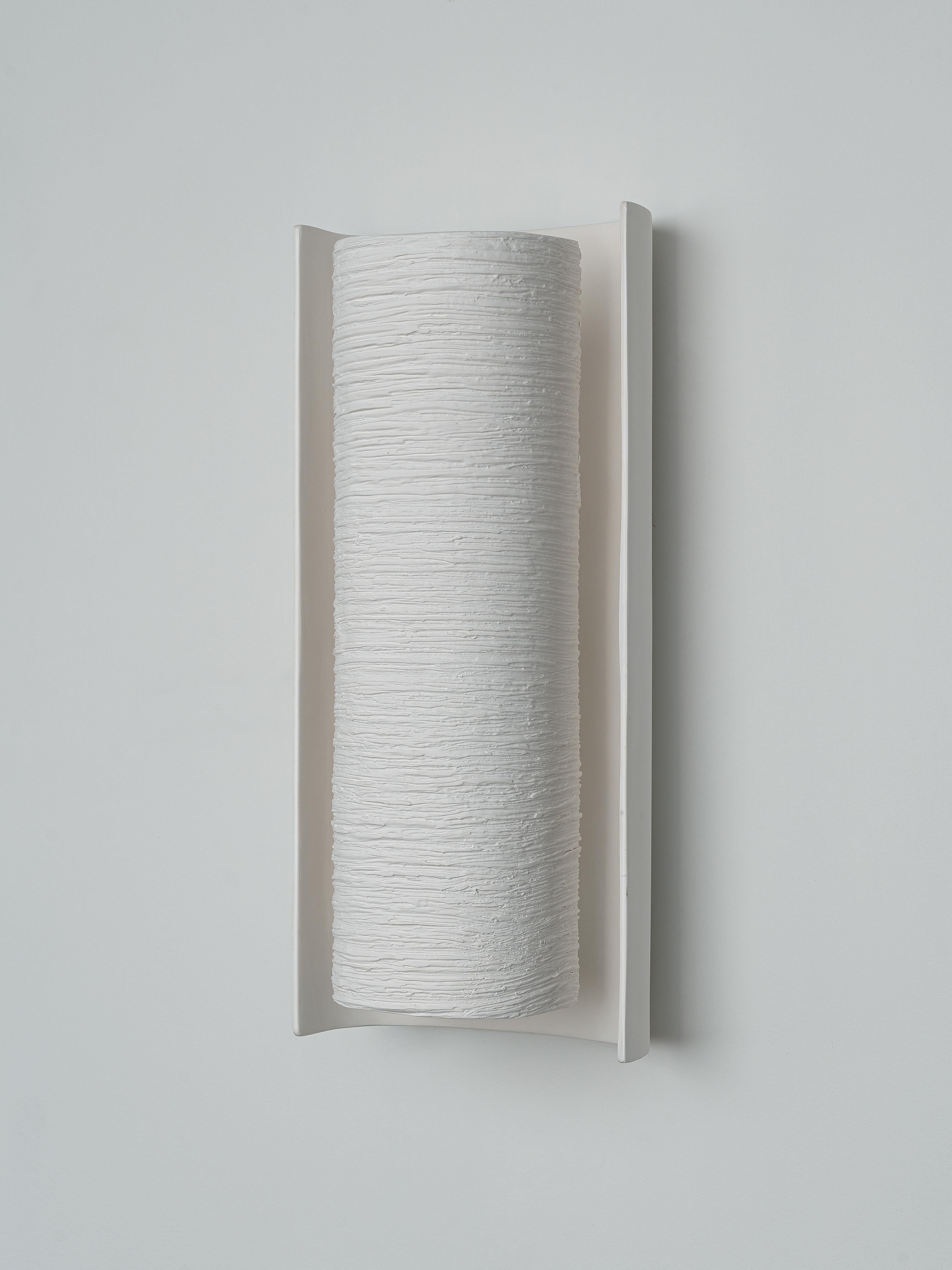 Contemporary White/ Black/ Bronze Gips Wandleuchte  „Galba II“ von Benediko (Moderne) im Angebot