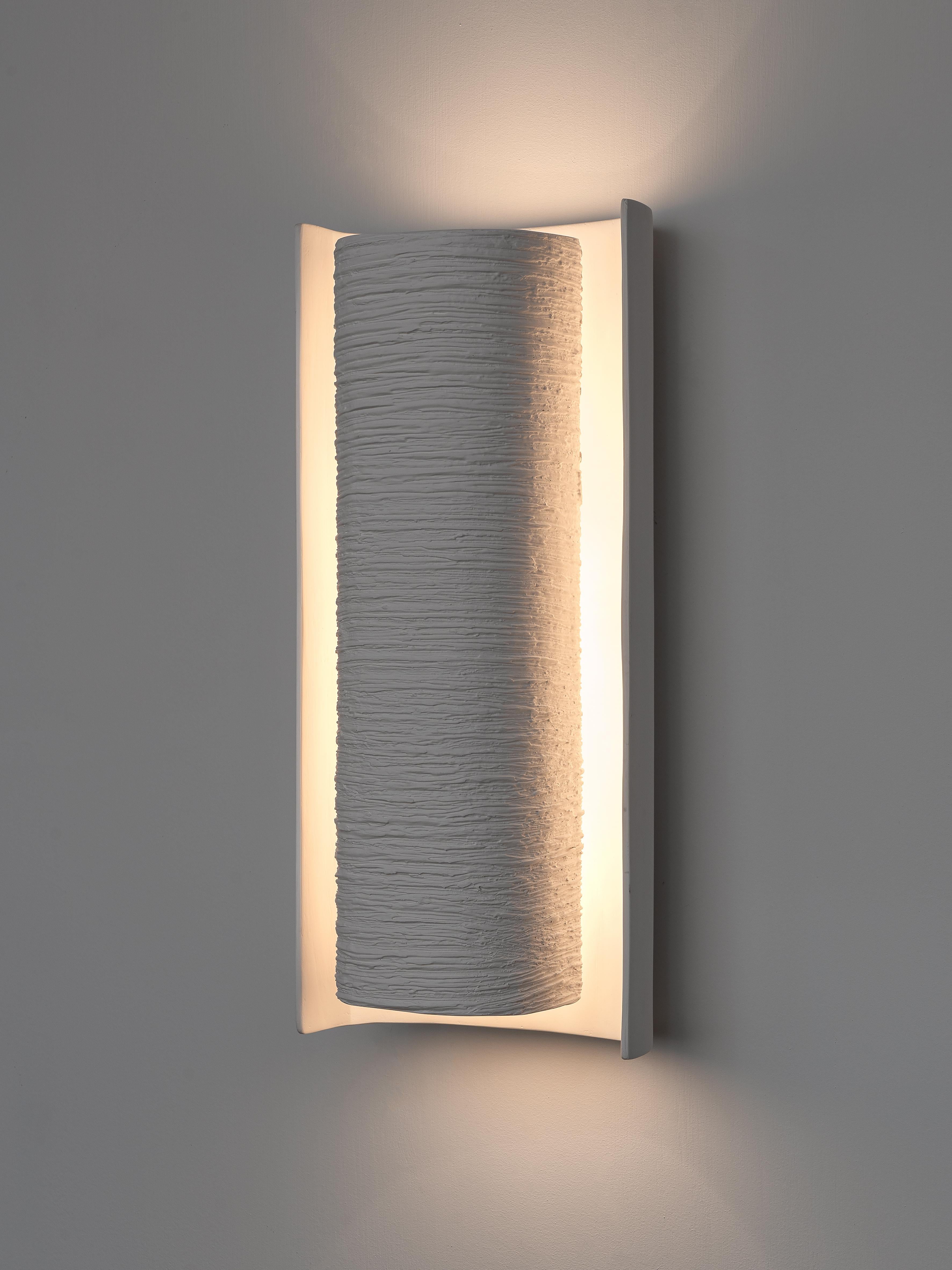 Contemporary White/ Black/ Bronze Gips Wandleuchte  „Galba II“ von Benediko (Deutsch) im Angebot