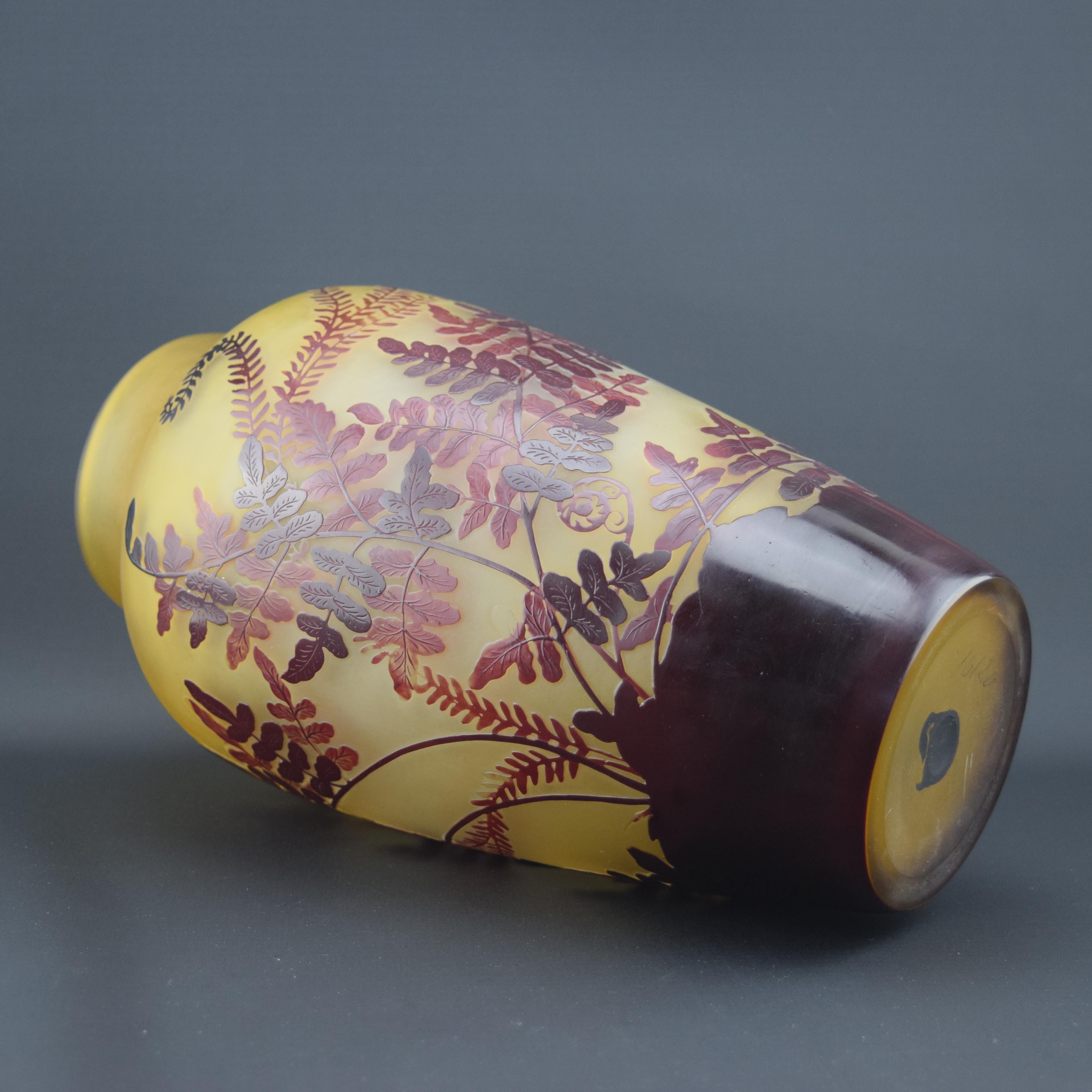 Gran jarrón Fern de vidrio camafeo Galle c1920 en venta 4