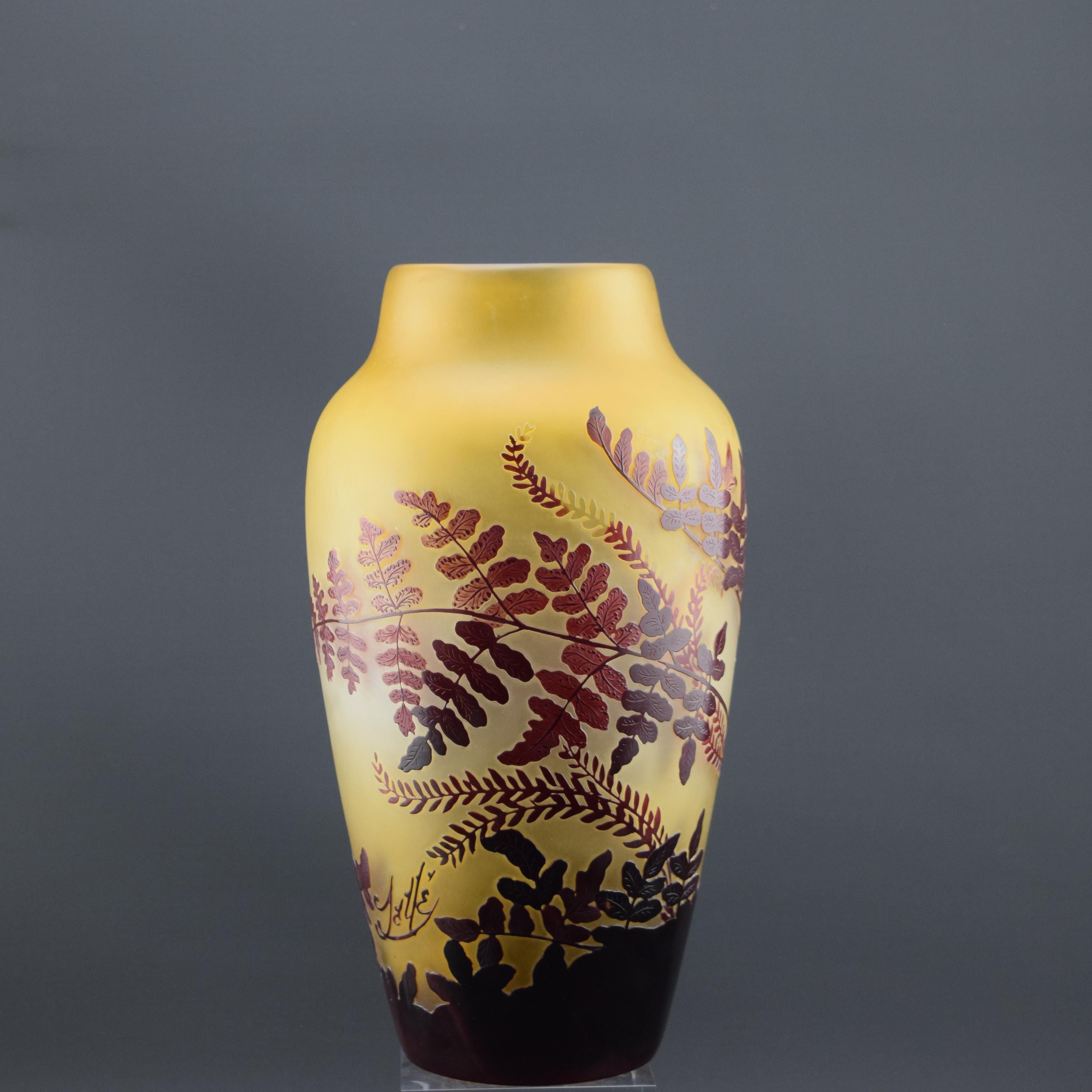Gran jarrón Fern de vidrio camafeo Galle c1920 Tallado en venta