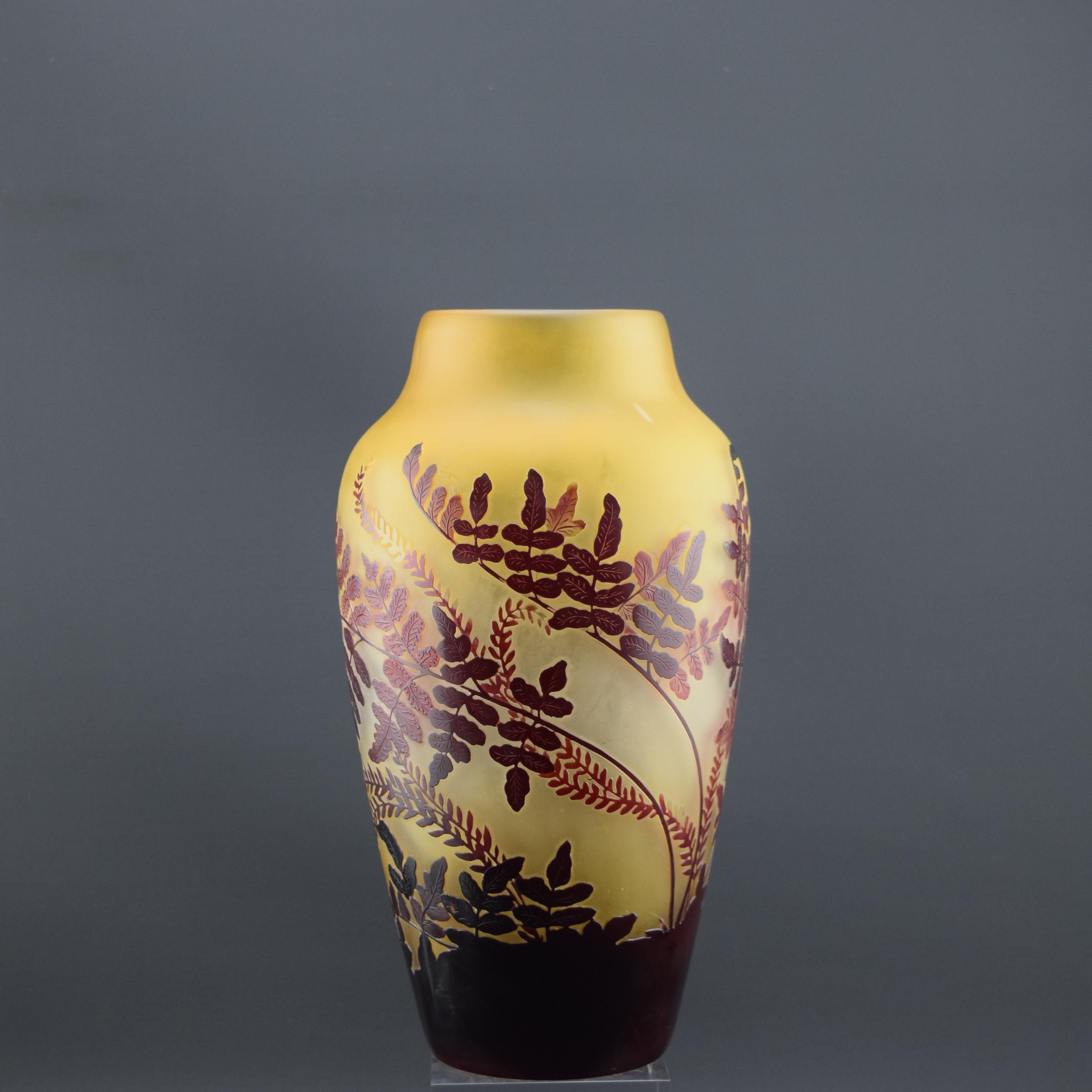 Gran jarrón Fern de vidrio camafeo Galle c1920 en Bueno estado para la venta en Devon, GB