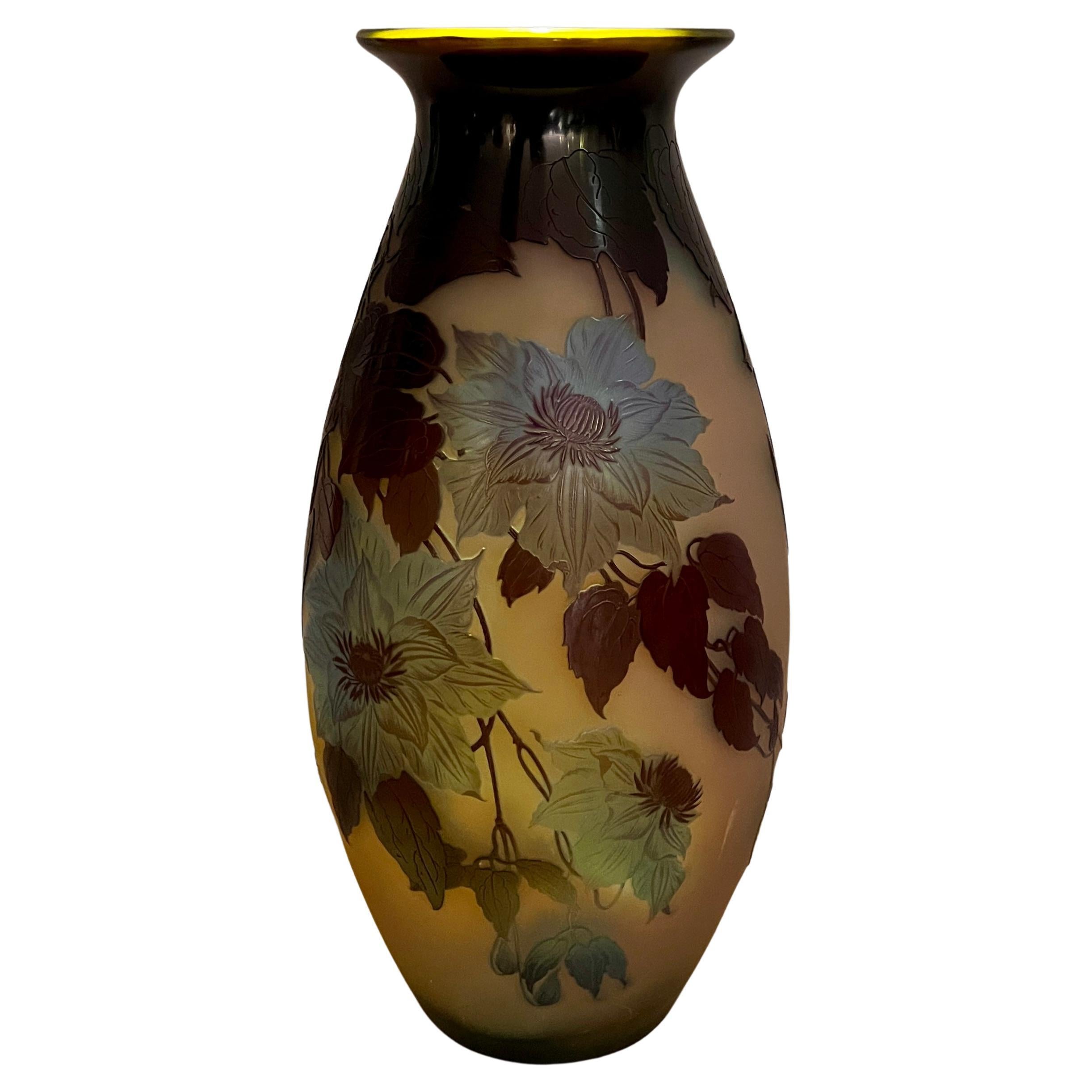 Grand vase en verre camée Galle