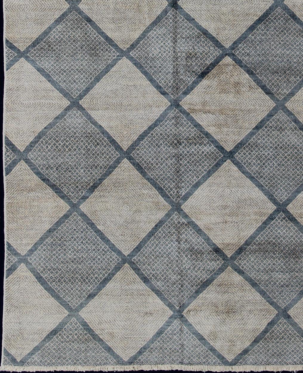 Großer Stammes-Galerie-Teppich mit Allover-Diamant-Muster in Creme und Blau, Grau Grün, Teppich 1912-284, Herkunftsland / Typ: Afghanisch / Stammeskunst

Dieser große afghanische Tribal-Galerieteppich mit modernem Design in einem Gittermuster ist in