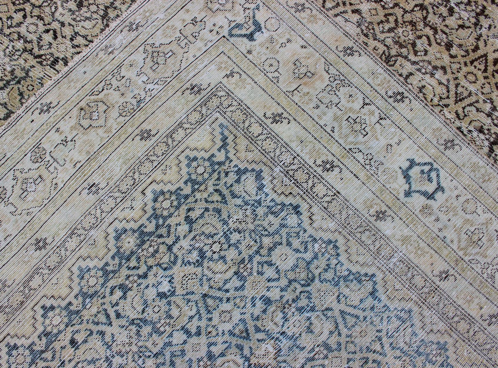 Grand tapis de couloir persan Malayer galerie avec motif Herati dans les tons gris et terreux 9