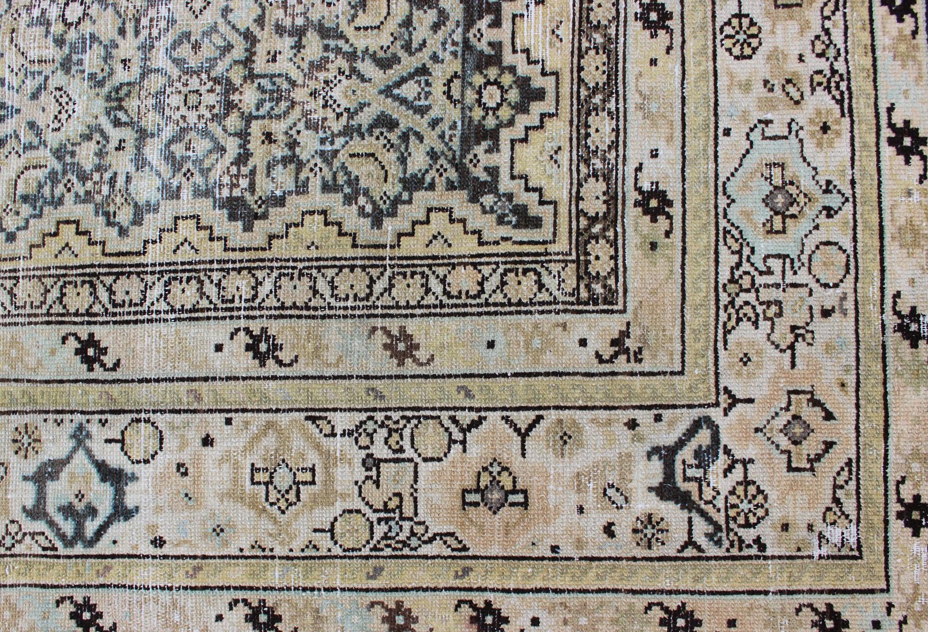 20ième siècle Grand tapis de couloir persan Malayer galerie avec motif Herati dans les tons gris et terreux