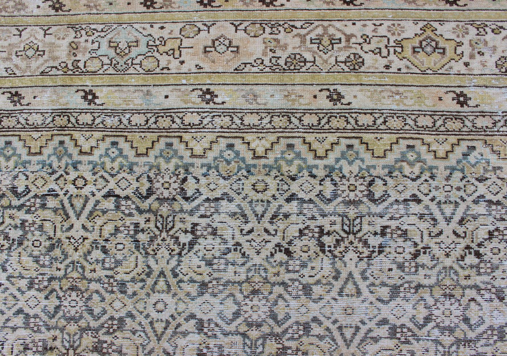 Grand tapis de couloir persan Malayer galerie avec motif Herati dans les tons gris et terreux 1