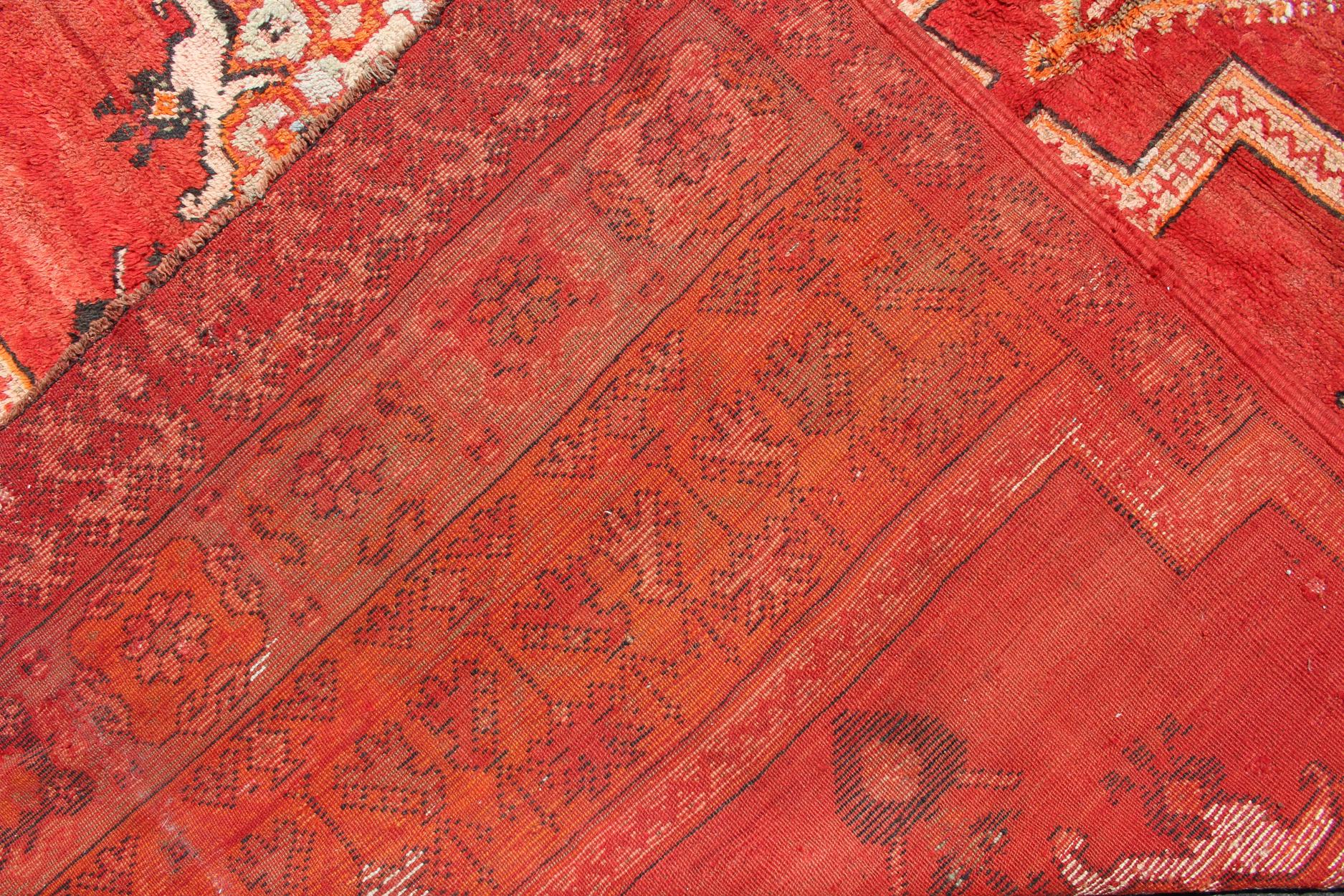 Tribal Grand tapis marocain vintage avec motif tribal rouge, orange  6'4 x 15'8 en vente