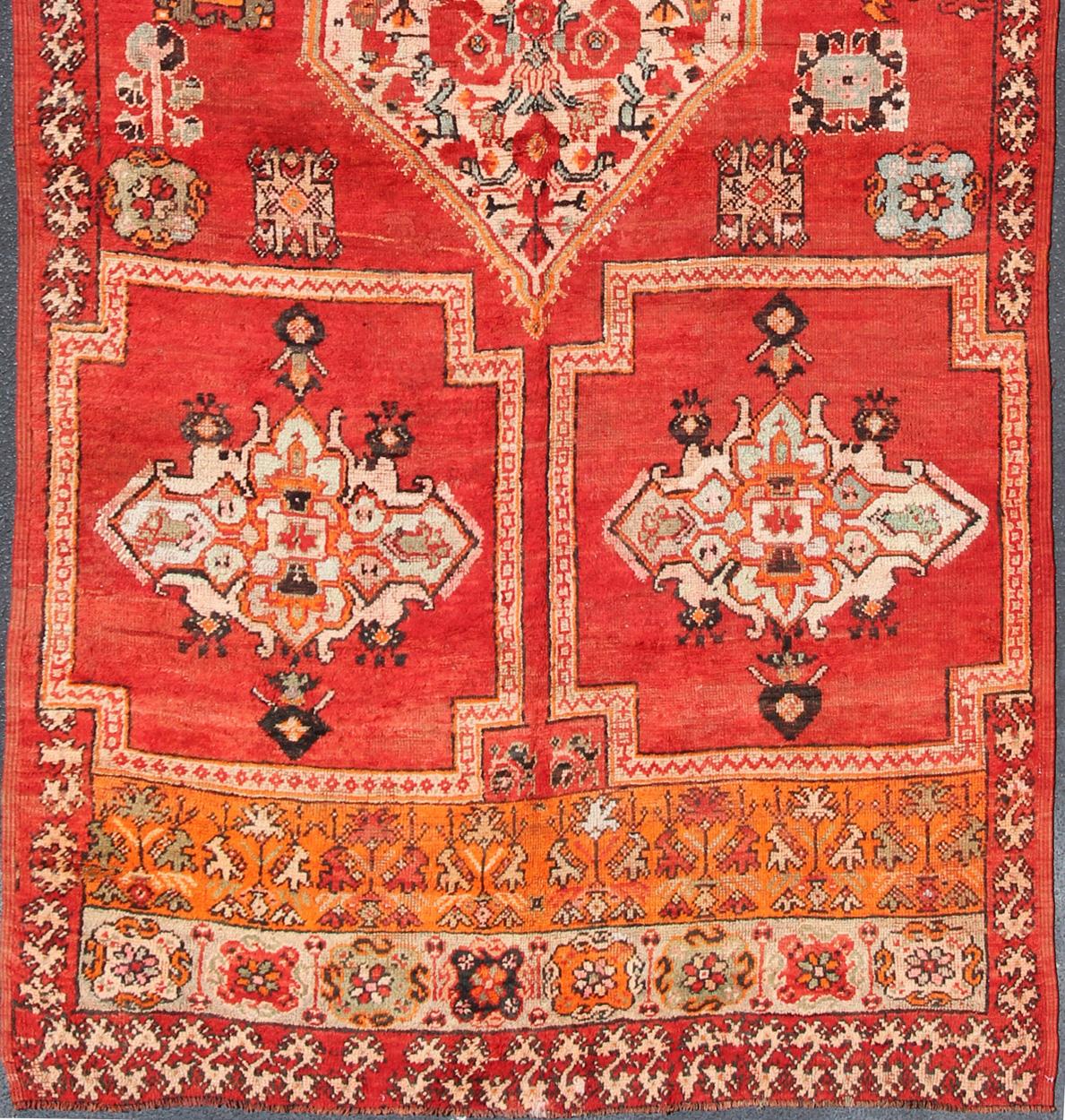 Marocain Grand tapis marocain vintage avec motif tribal rouge, orange  6'4 x 15'8 en vente