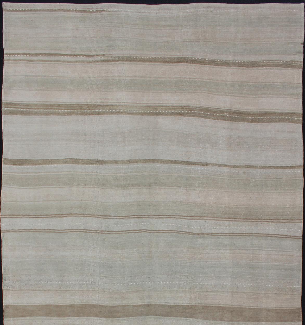 Tapis Kilim Gallery à rayures, camel clair et neutre, tapis EN-176882, pays d'origine / type : Turquie / Kilim, circa 1950

Ce chemin de table Kilim de Turquie, tissé à plat, présente une composition neutre composée de rayures dans des tons