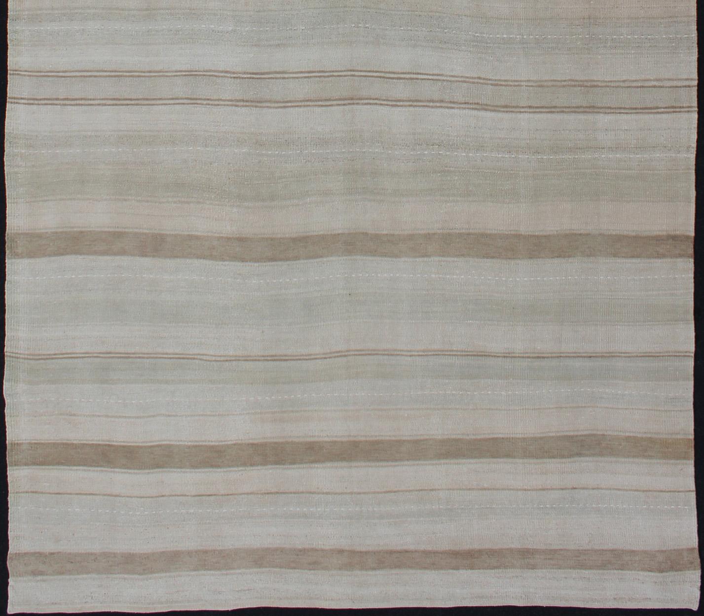 Turc Grand tapis de couloir tapisserie vintage turc Kilim à rayures en camel clair et neutre en vente