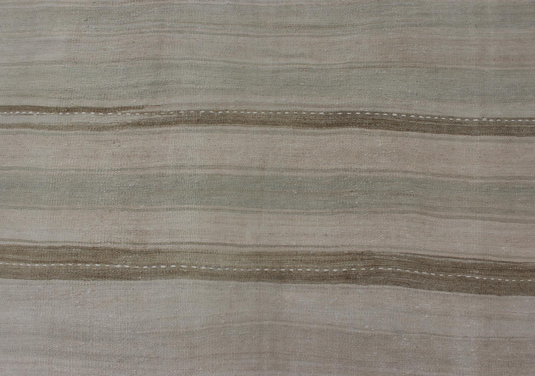 Grand tapis de couloir tapisserie vintage turc Kilim à rayures en camel clair et neutre en vente 1